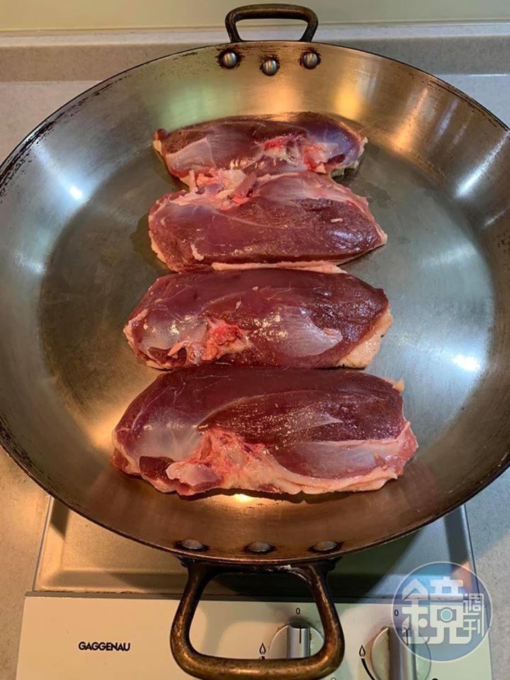 鴨胸皮向下，放入冷的平底鍋。