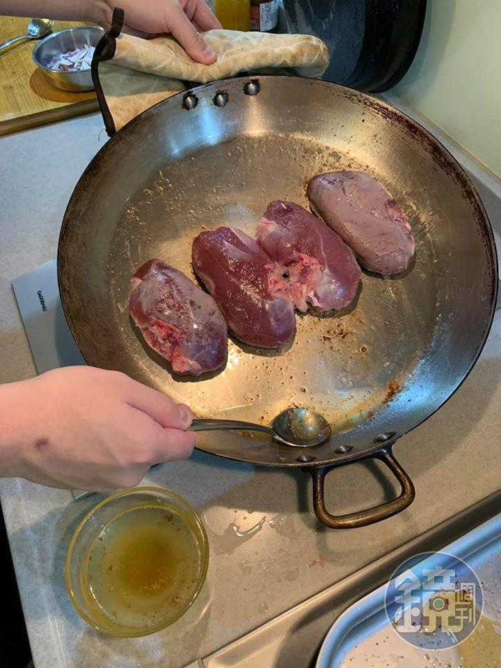 傾斜鍋子撈出鴨油。