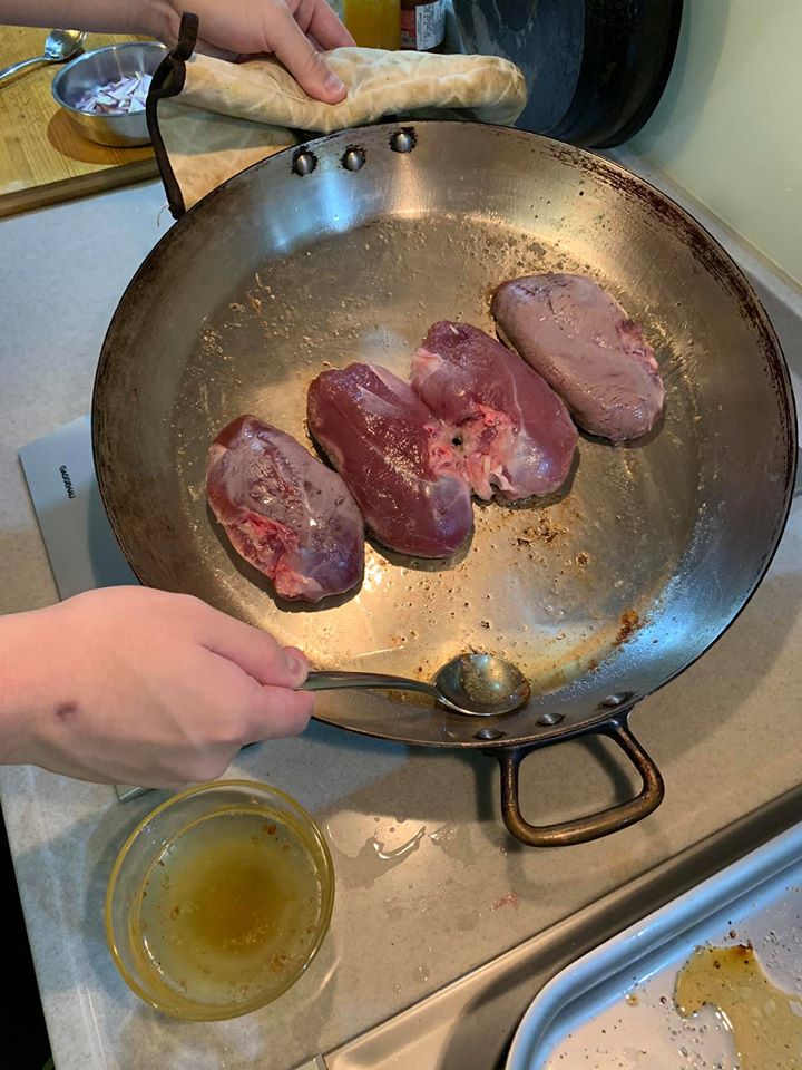 傾斜鍋子撈出鴨油。