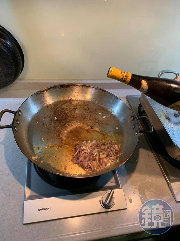 倒入白酒，刮起鍋底焦香。