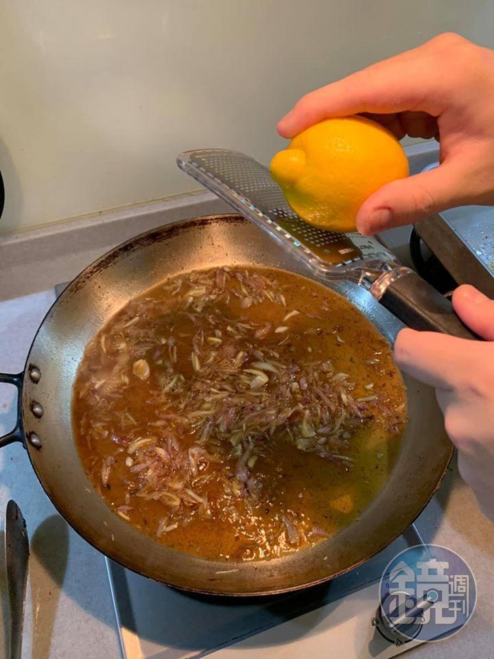 磨進檸檬皮。