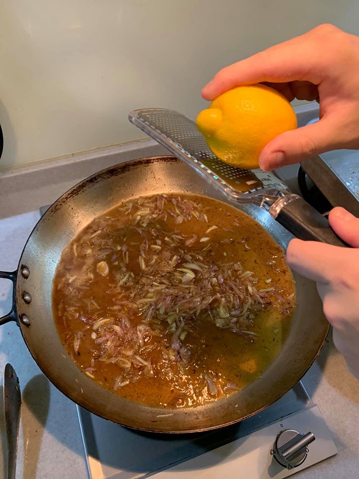 磨進檸檬皮。