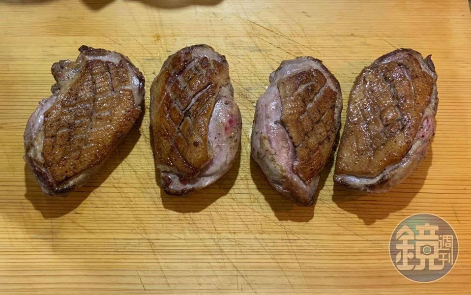 將靜置的鴨胸肉準備切片。