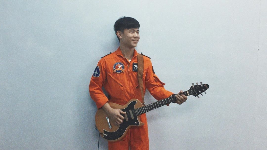朱冠甍除了是優秀駕駛，也與同袍組樂團擔任吉他手，經常到各社福機構表演。（翻攝自IG帳號tigersonic737）