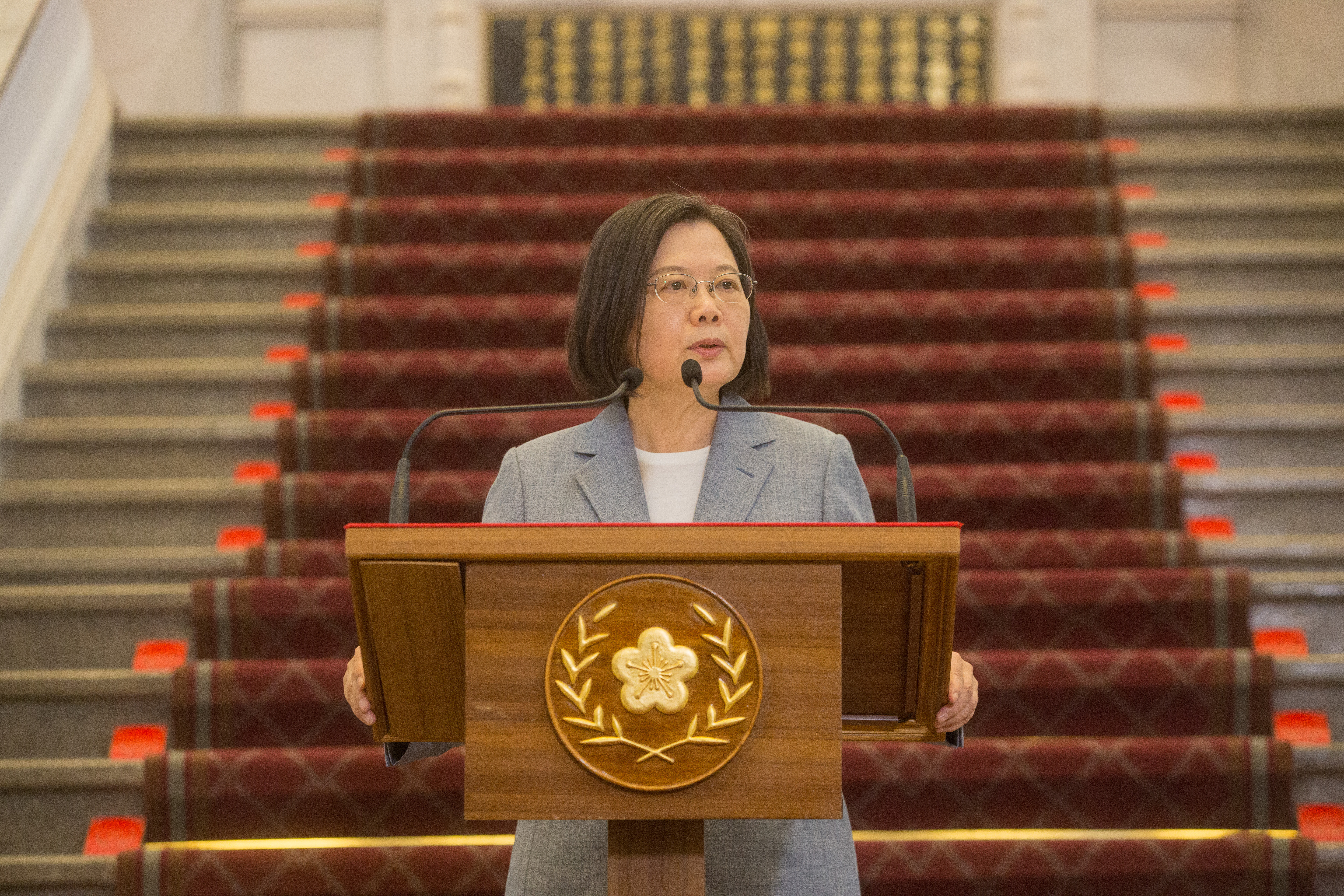 總統蔡英文今上午參加榮民節活動，提及戰機墜海事故，並向殉職飛官家屬表達哀悼。（本刊資料照）