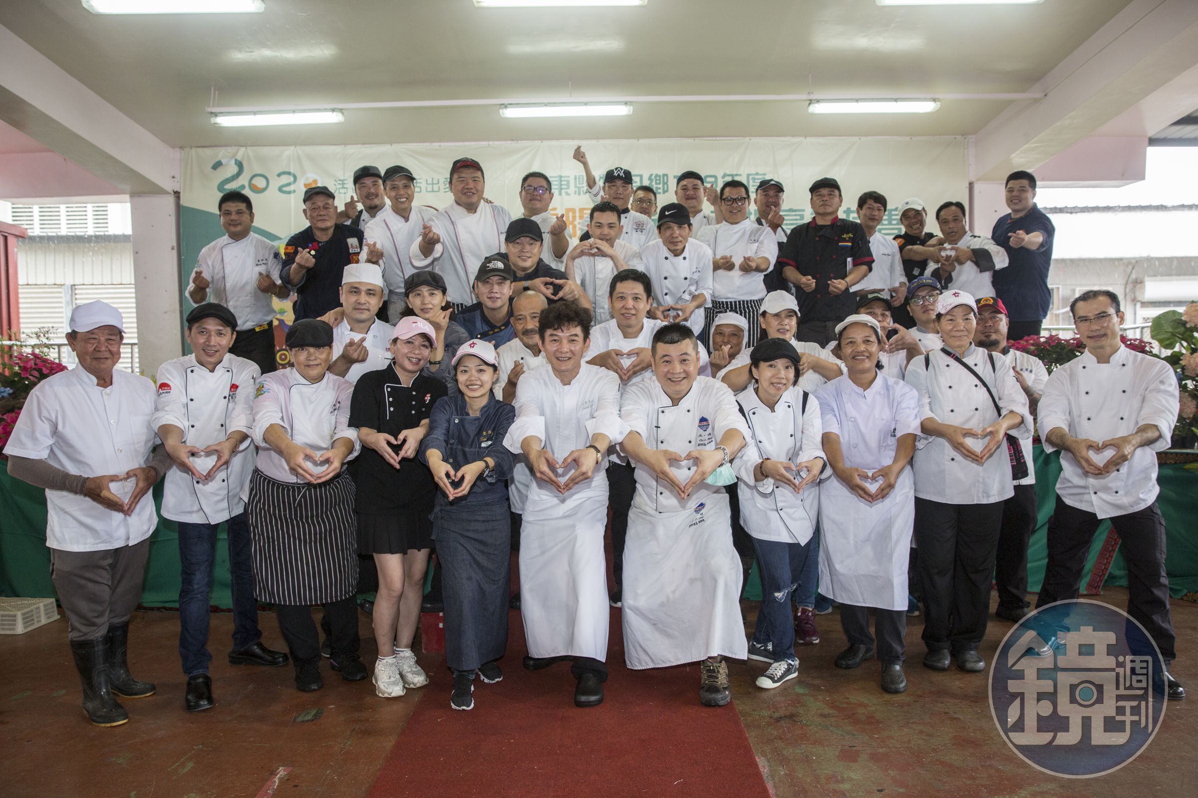 上週三，屏東牡丹鄉山區舉辦了一場動員全台近70位飯店主廚，為部落耆老義煮的千歲宴。（左6為本次活動總召集人牡丹灣Villa行政主廚李建德，左7為副總召集人三好國際酒店行政總主廚池一明。）