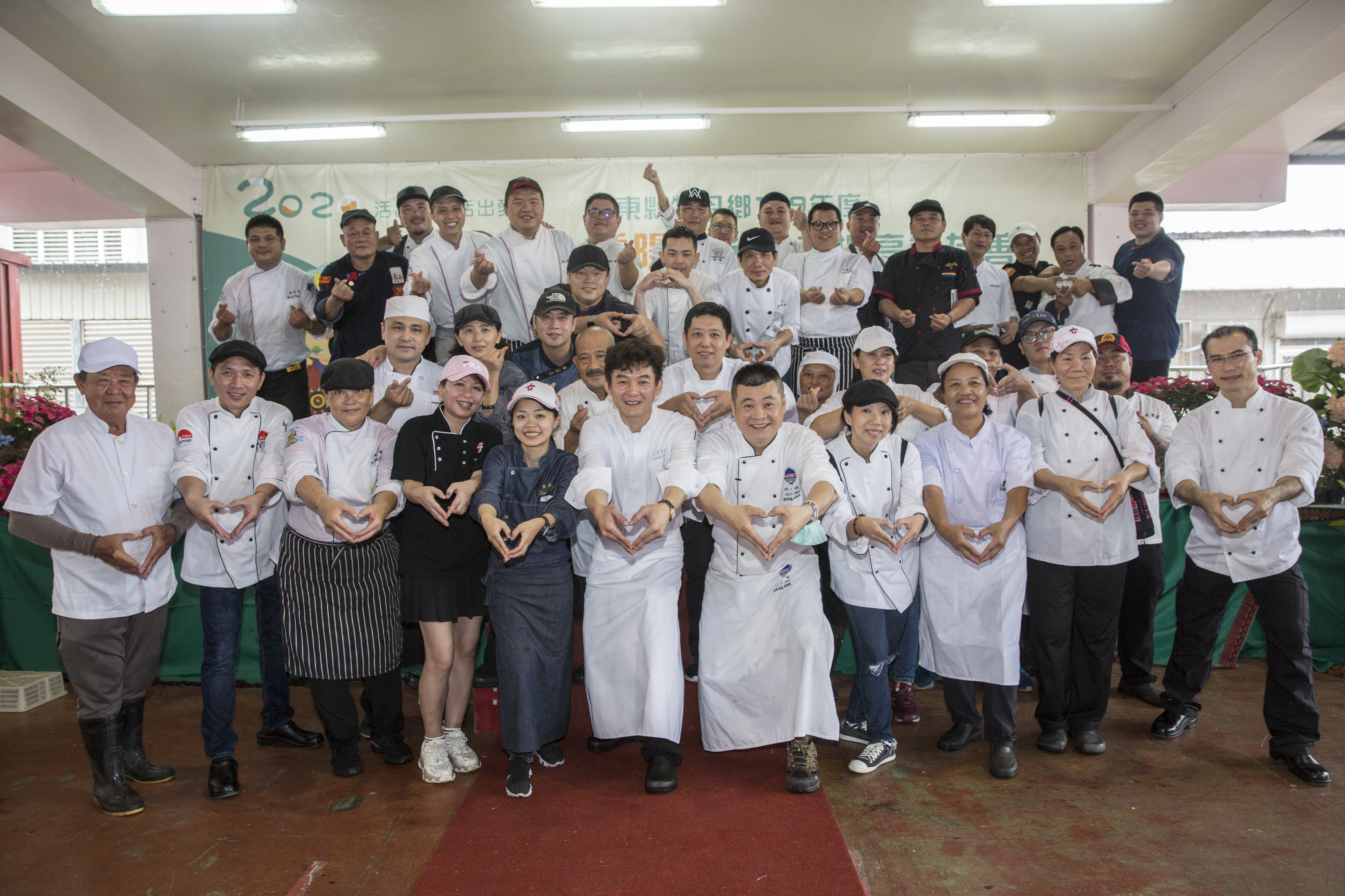 上週三，屏東牡丹鄉山區舉辦了一場動員全台近70位飯店主廚，為部落耆老義煮的千歲宴。（左6為本次活動總召集人牡丹灣Villa行政主廚李建德，左7為副總召集人三好國際酒店行政總主廚池一明。）