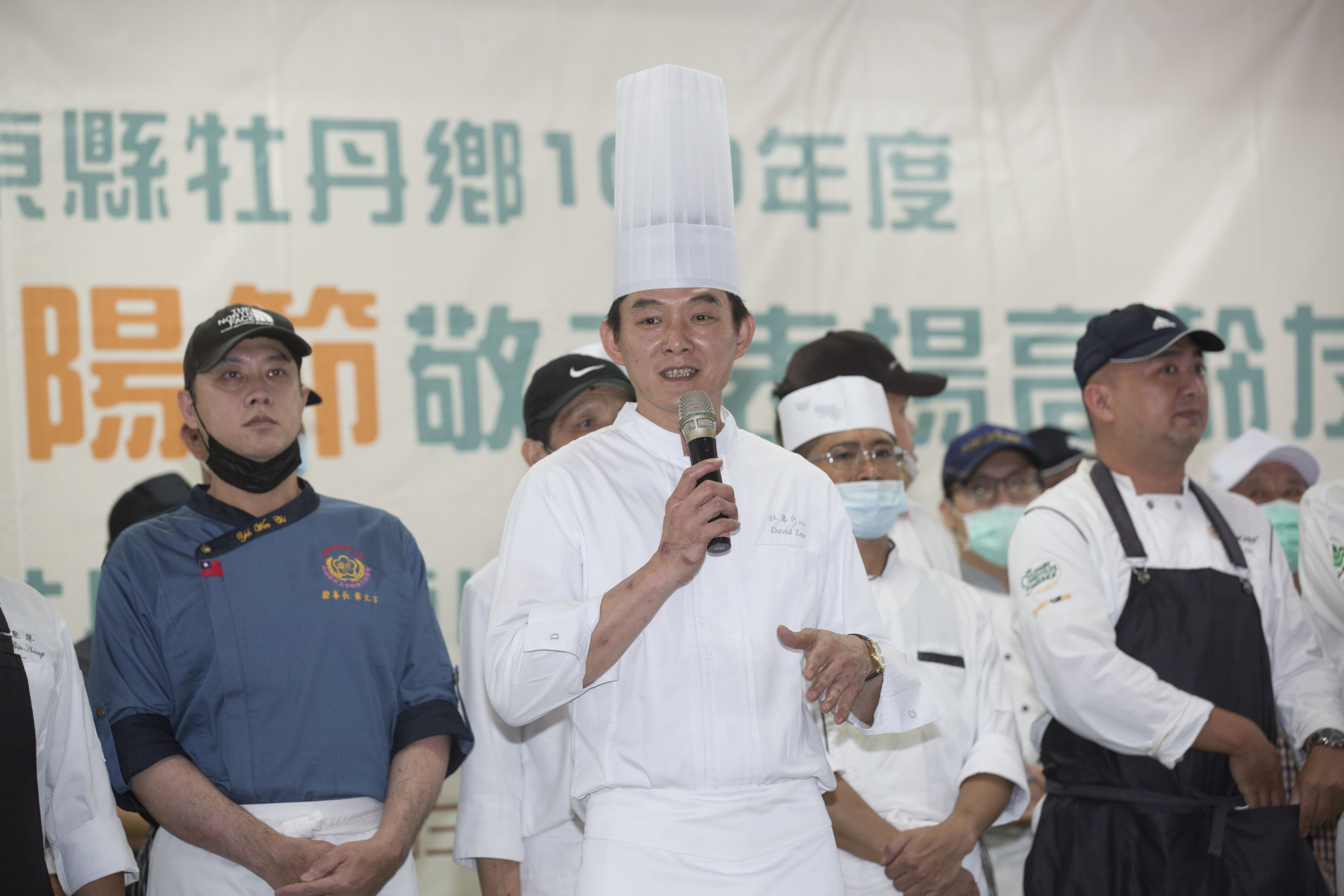 李建德（左2）是本次活動的總召集人，宴席菜單也由他發想。