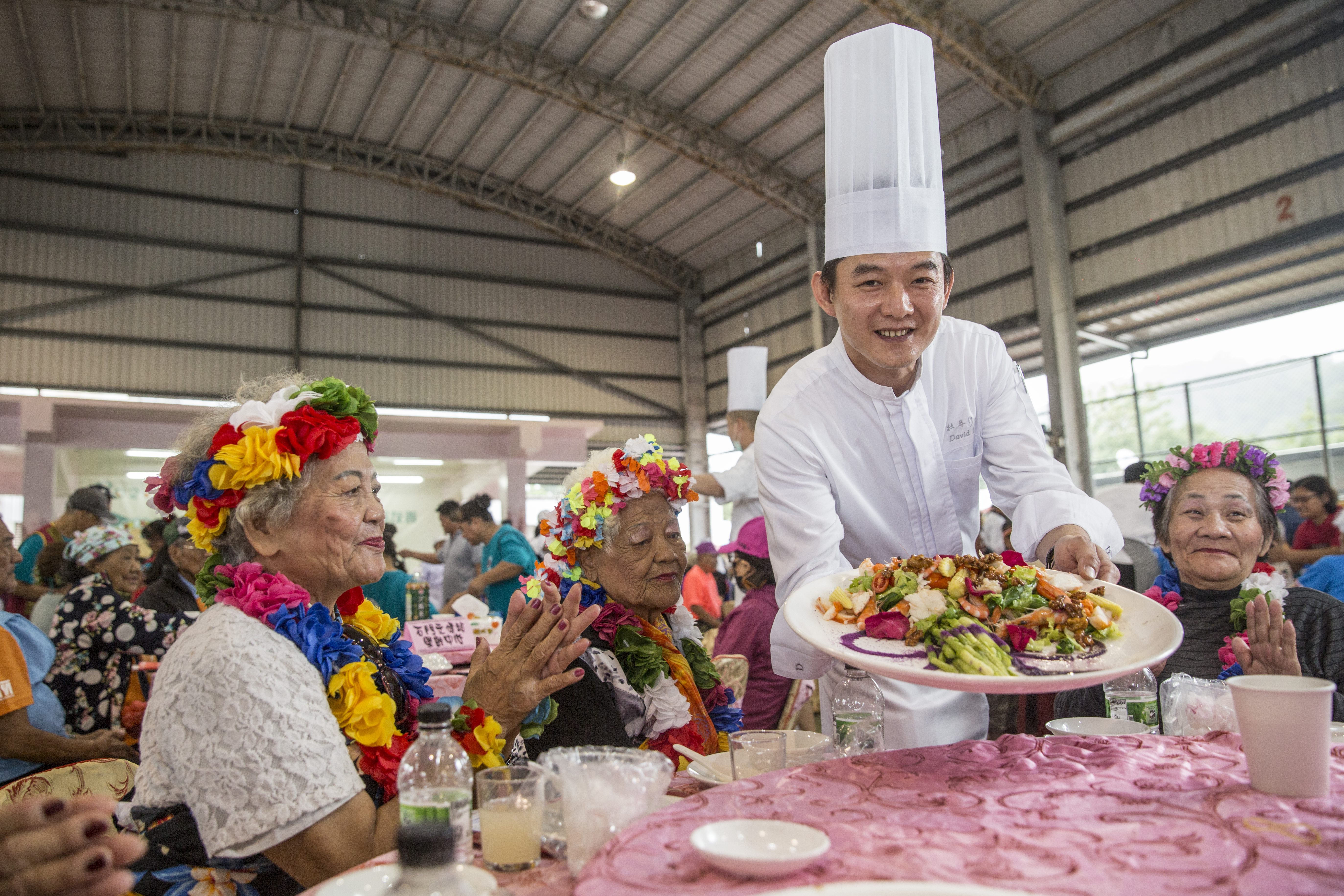 李建德（右2）動員全台近70位飯店主廚，在上週三九九重陽節前夕，替屏東牡丹部落耆老們，舉辦千歲宴義煮。
