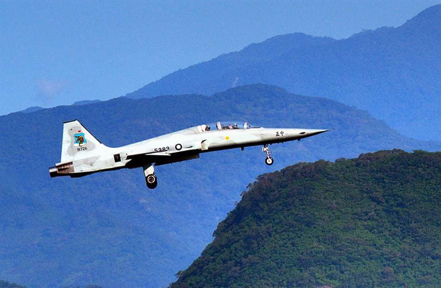 立委王定宇表示，由於台灣F-5E及F-5F戰機機齡老舊，「目前已有汰除計畫，預計在2023-2026年」。（翻攝自王定宇臉書）