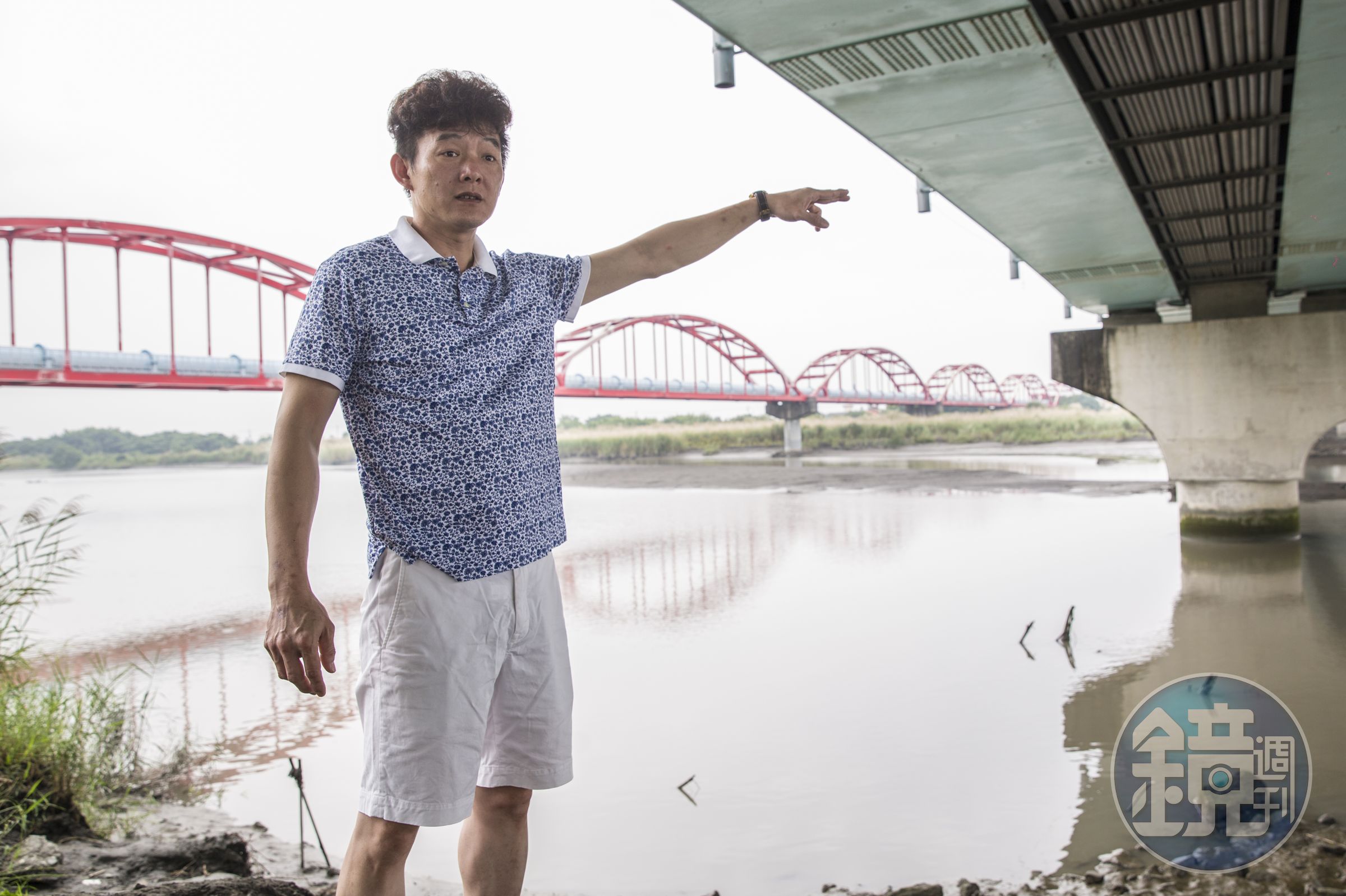 李建德說，八八風災期間，莫拉克颱風深夜帶來狂風暴雨，導致林邊溪潰堤，他位於林邊的老家一樓幾乎全毀。