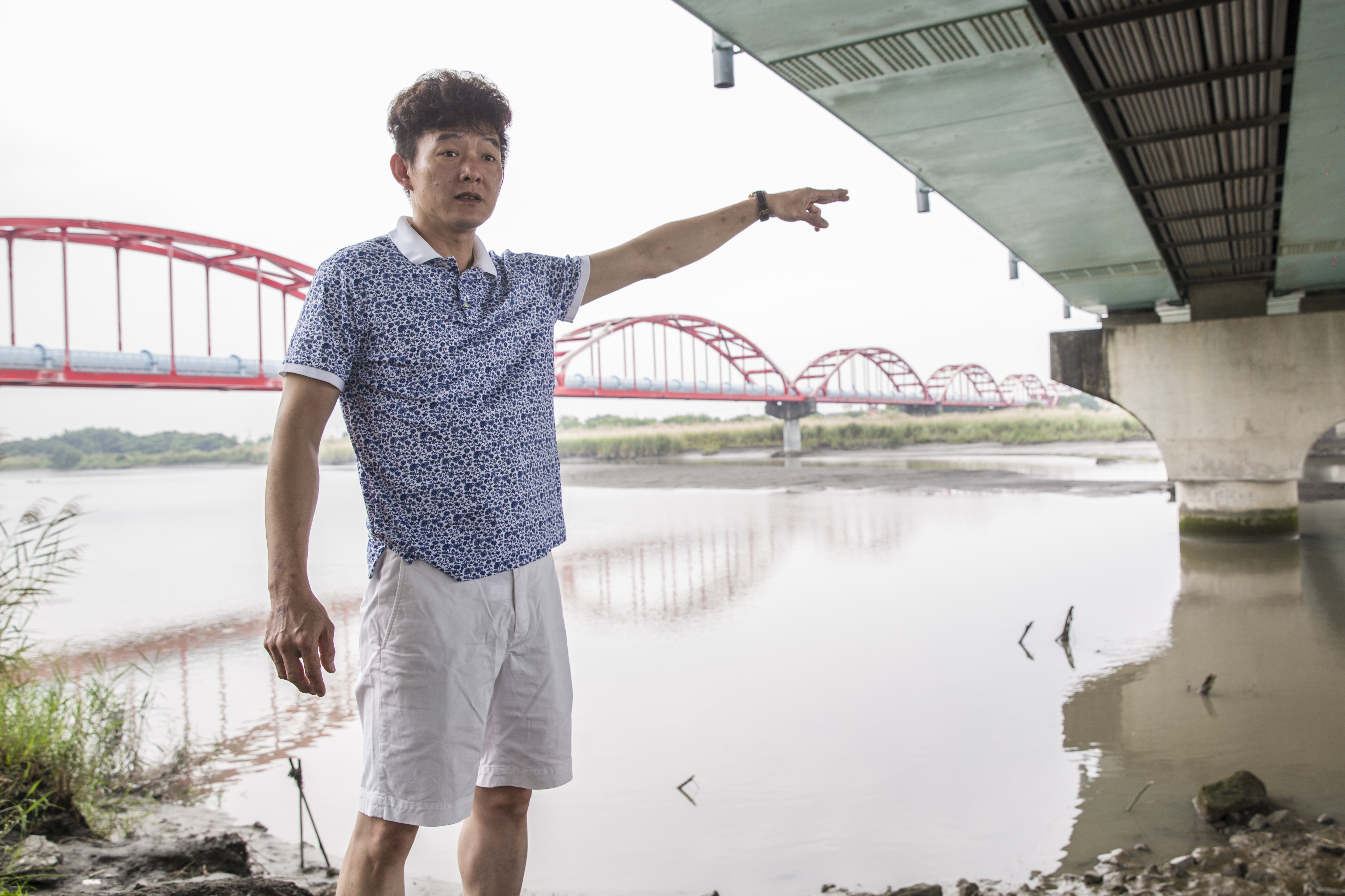 李建德說，八八風災期間，莫拉克颱風深夜帶來狂風暴雨，導致林邊溪潰堤，他位於林邊的老家一樓幾乎全毀。