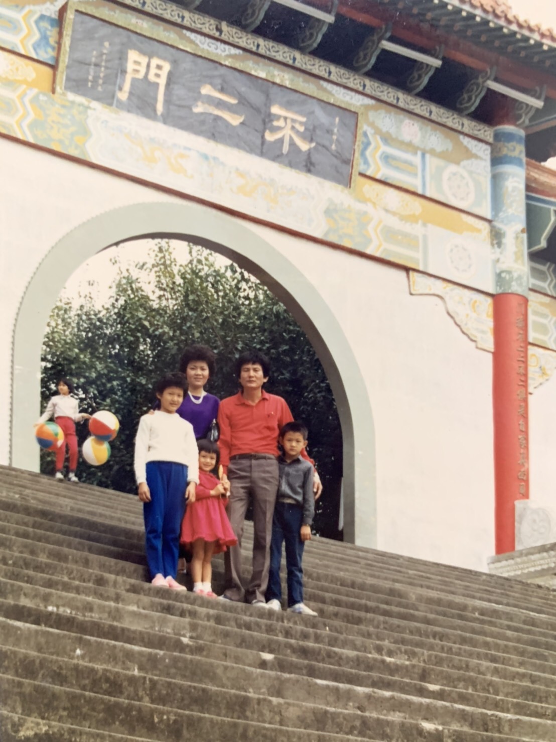 李建德（前排右）是屏東林邊人，父親（後排右）則在鄉內一家台菜餐廳當廚師。（李建德提供）