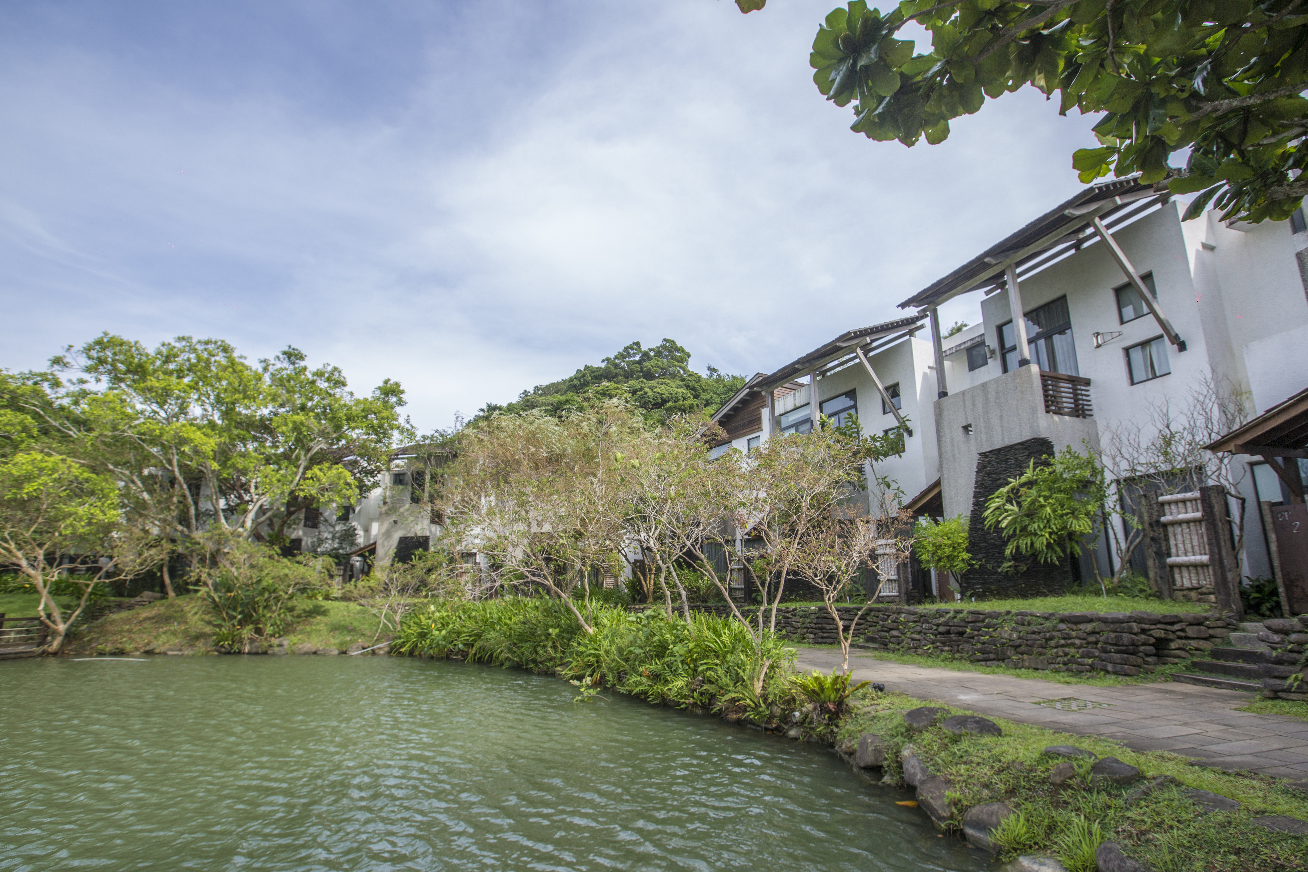 牡丹灣Villa是台灣頂級渡假村，所在地的屏東旭海溫泉是最大亮點，度假村內同時保留了當地原始的頭目湖。