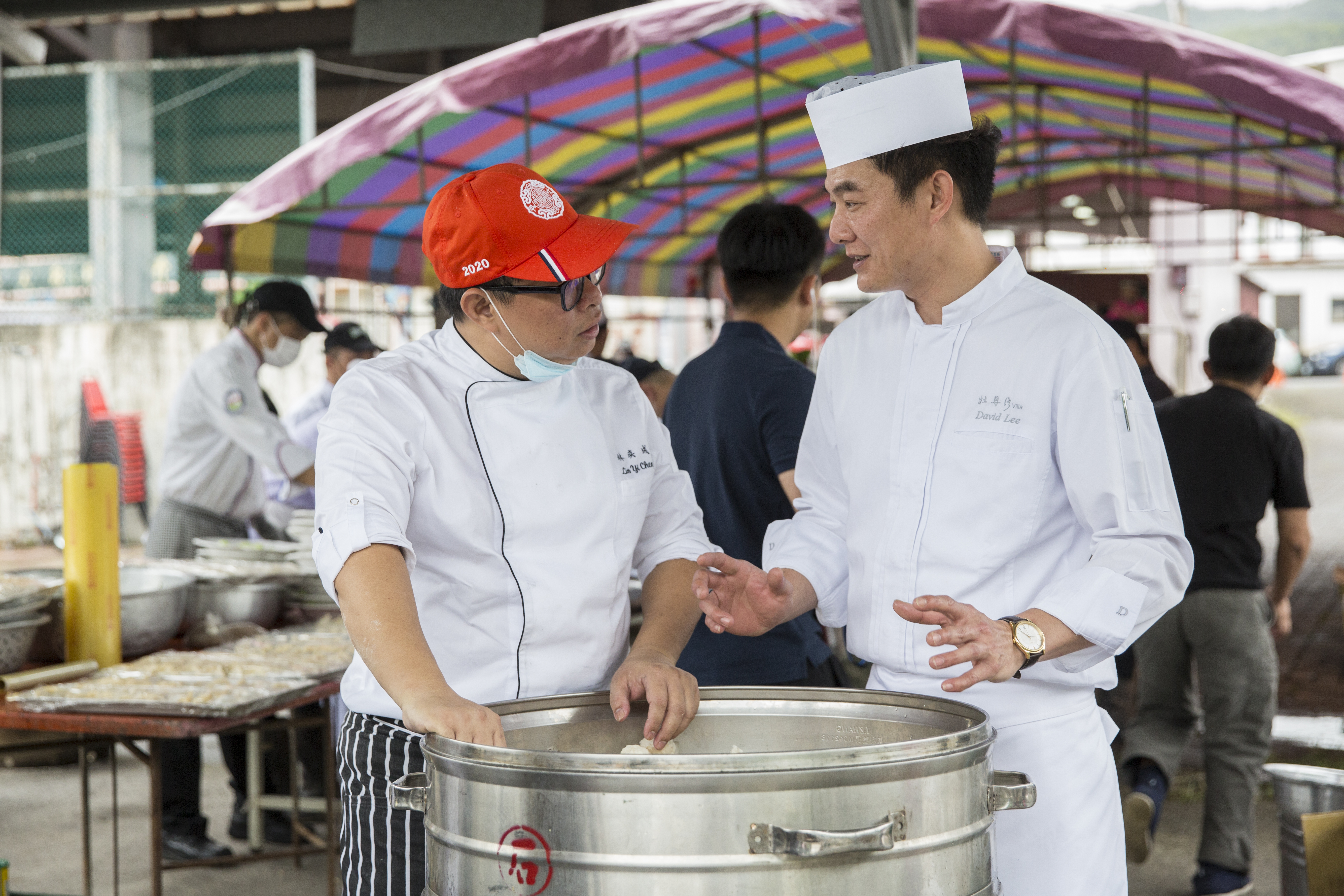 李建德（右）趁著這次舉辦千歲宴，順勢成立「北緯廚師行善趣」群組，盼能吸引更多南部地區的廚師，加入偏鄉公益義煮的活動。