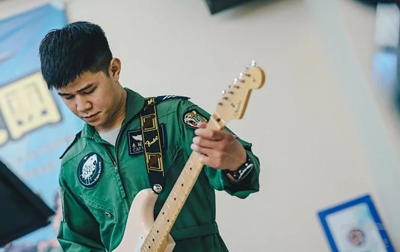 驚傳F-5E戰鬥機墜海起火意外，飛行員朱冠甍緊急跳傘，經尋獲吊掛送往醫院搶救後不治。（翻攝自軍聞社）