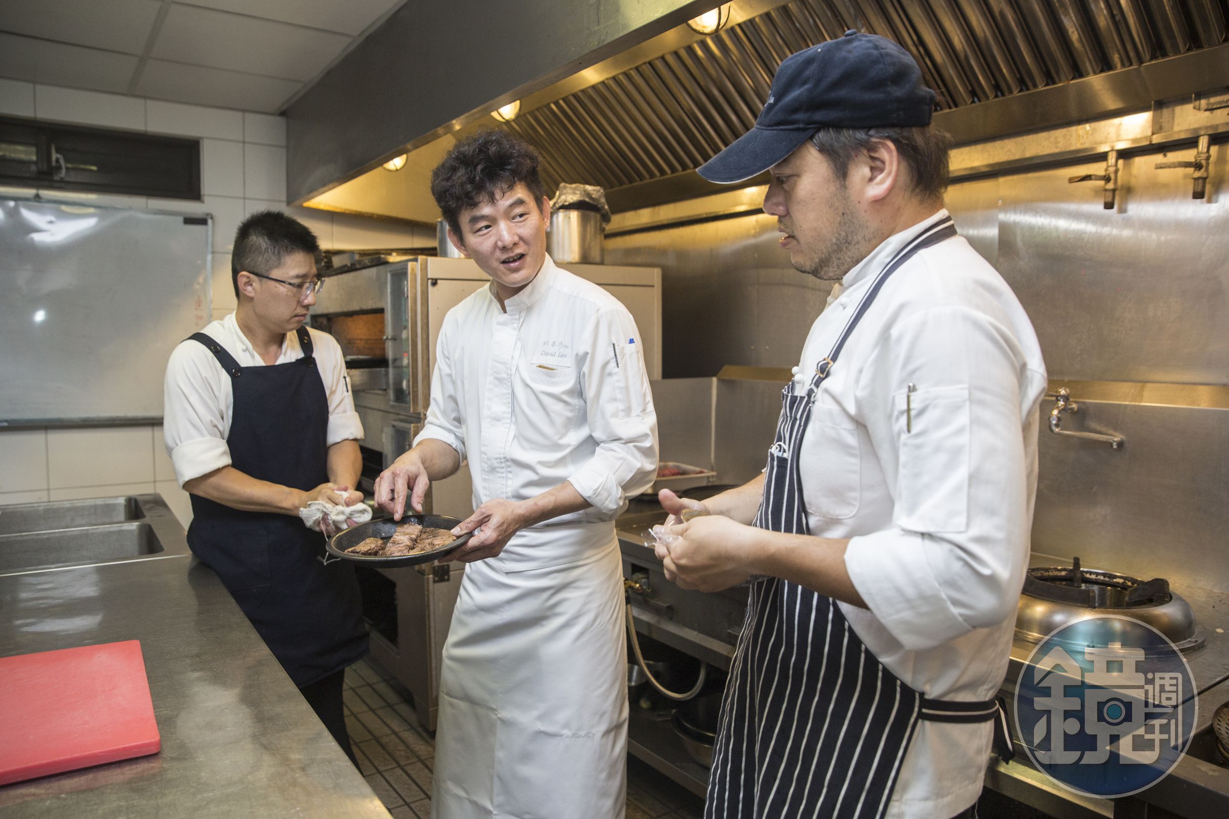 在牡丹灣工作10年的行政主廚李建德（中）說，「牡丹灣的一泊五食，現在在台灣只有這裡才吃得到。」