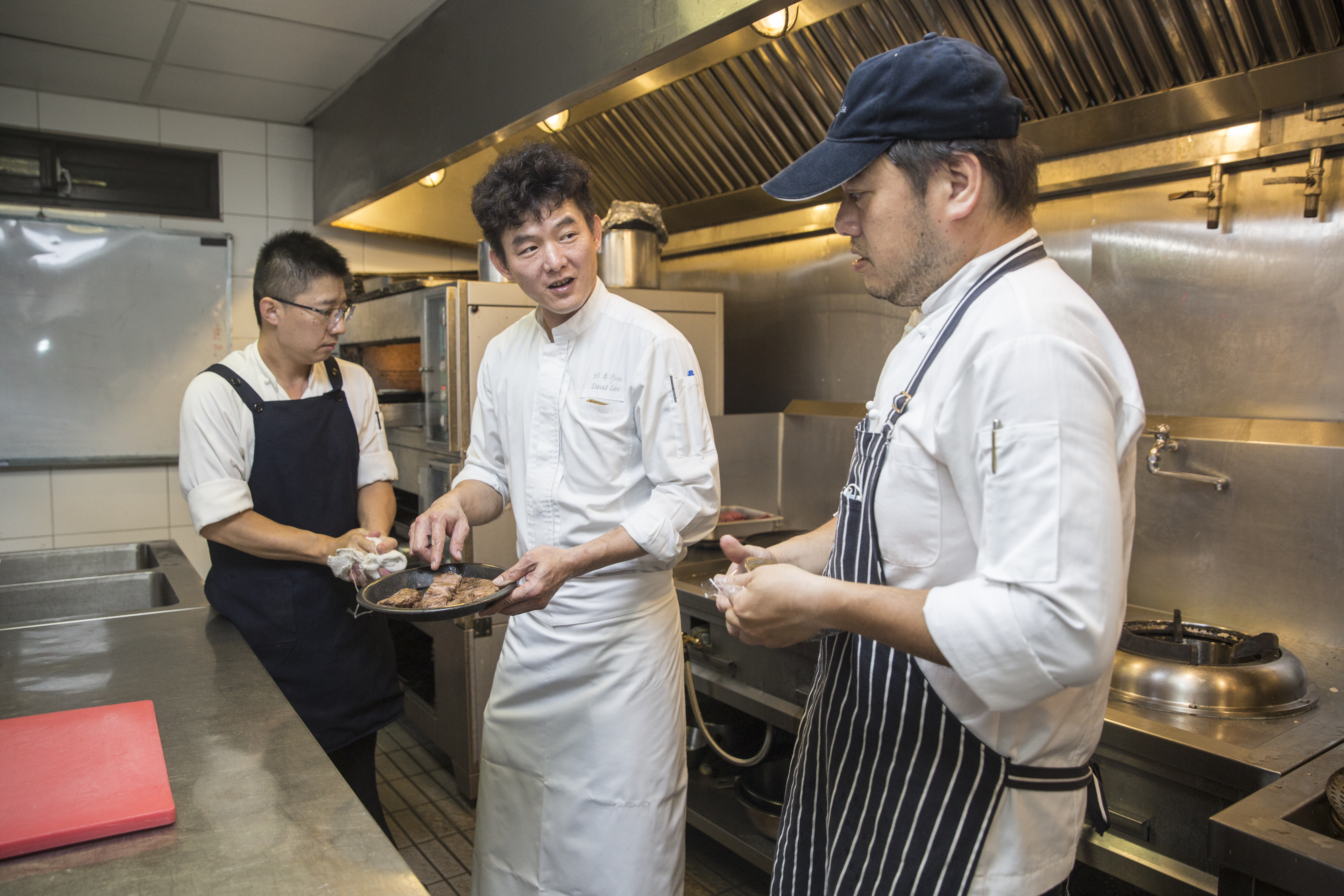 在牡丹灣工作10年的行政主廚李建德（中）說，「牡丹灣的一泊五食，現在在台灣只有這裡才吃得到。」