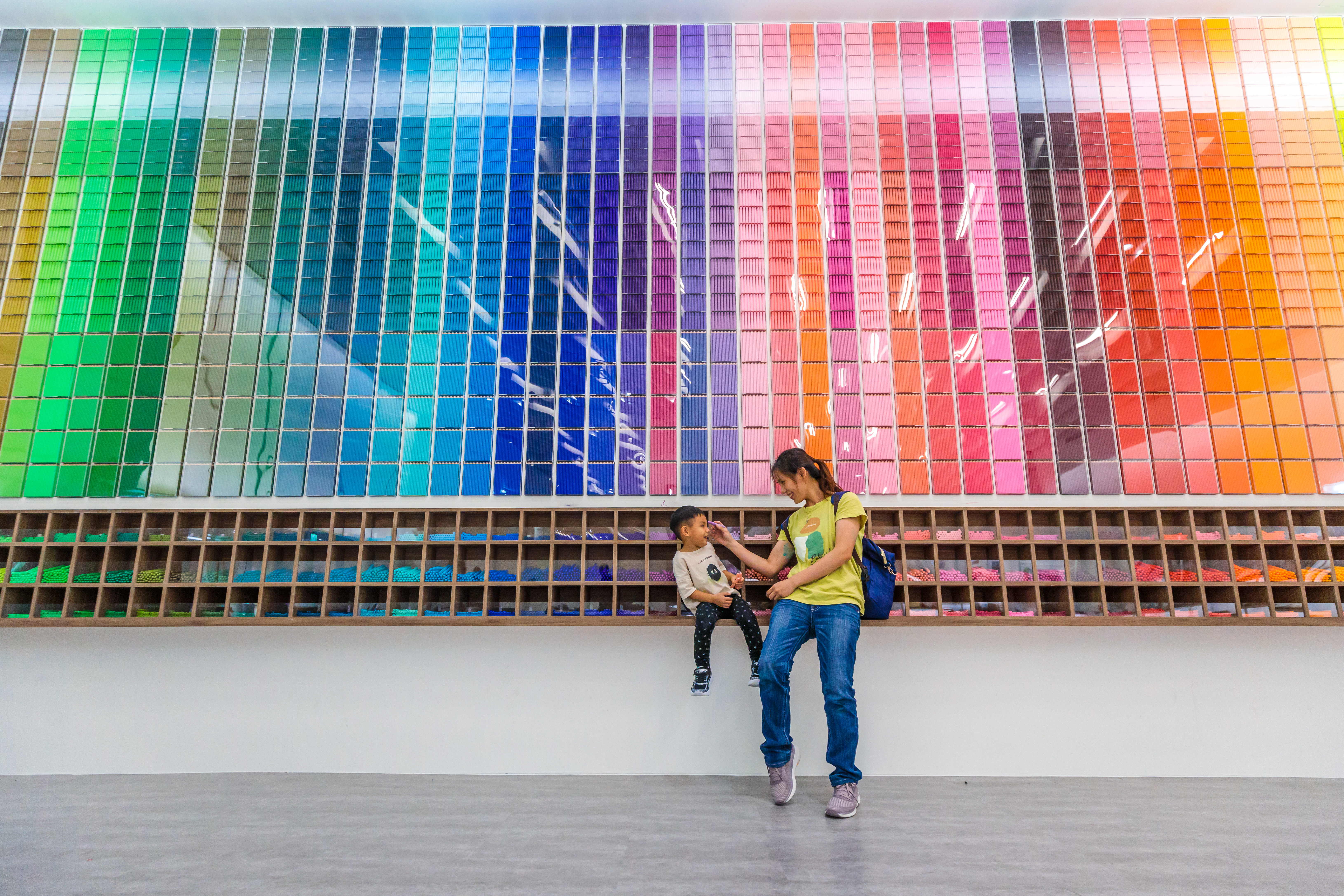 以76,800枝筆打造的「60色色彩牆」，是最受歡迎的拍照場景。