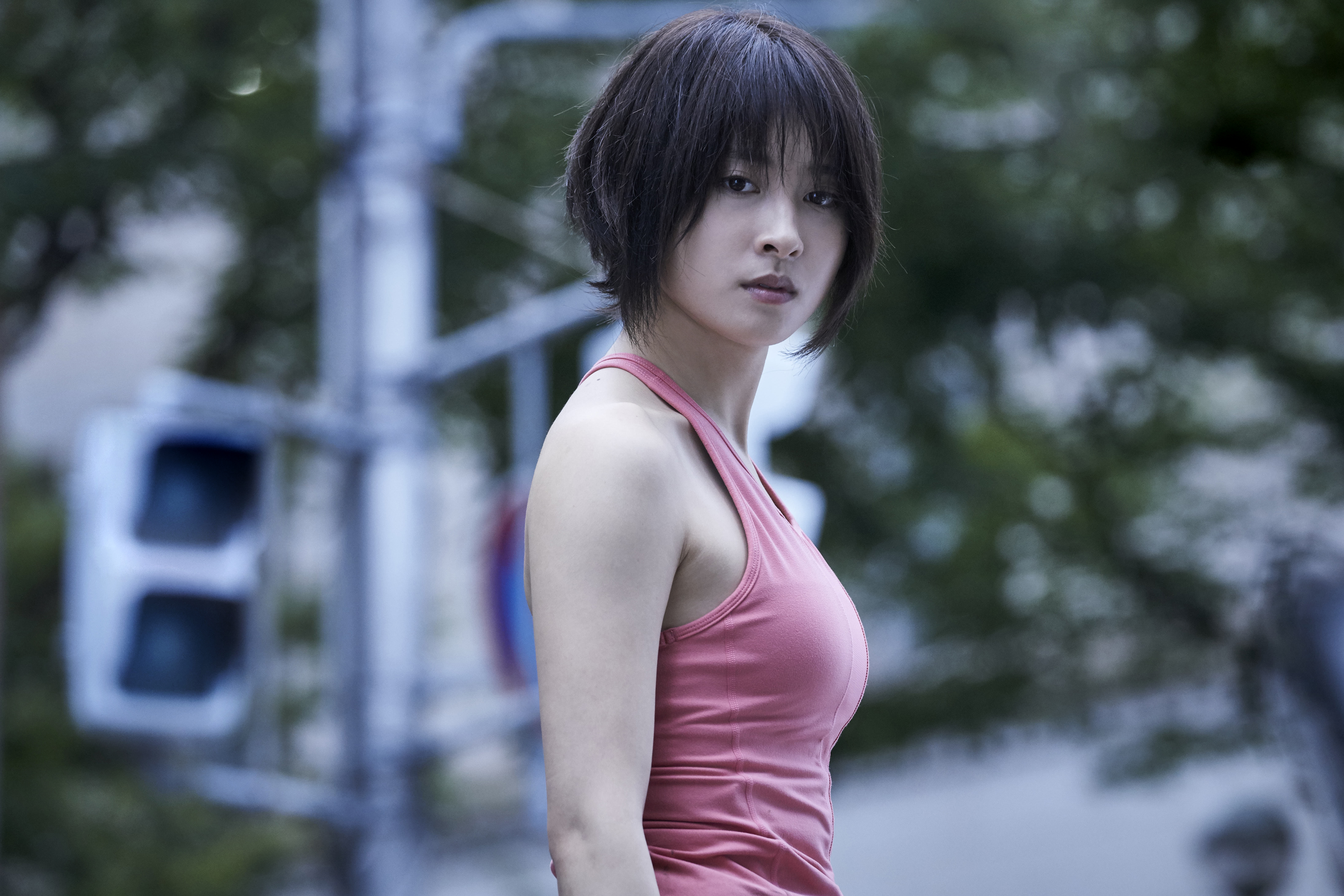 土屋太鳳飾演登山家宇佐木,與其他玩家在生存遊戲中結盟闖關。(Netflix提供)