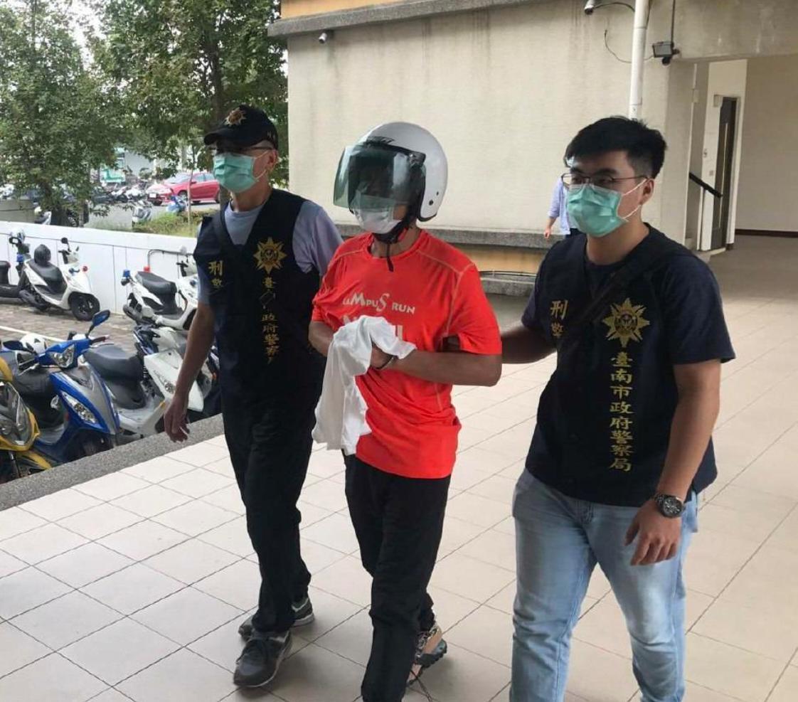 連三榮於明德外役監服役越獄，近日透過熟識警官向警方投案。（翻攝畫面）
