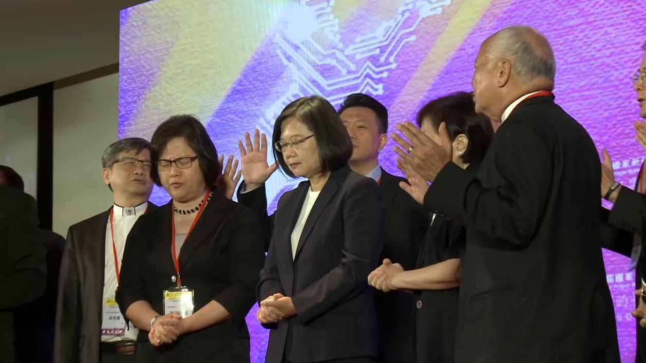 總統蔡英文日前公開邀請民眾參與同志大遊行, 「第20屆國家祈禱早餐會」臨時決議總統不要到場。圖為去年國家祈禱早餐會。(翻攝自總統府)