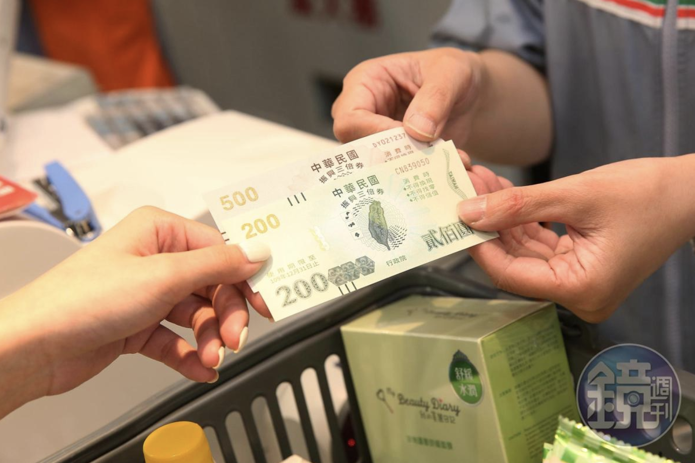 三倍券年底前商機可上看300億,縣市長紛紛喊出「延長使用期限」。