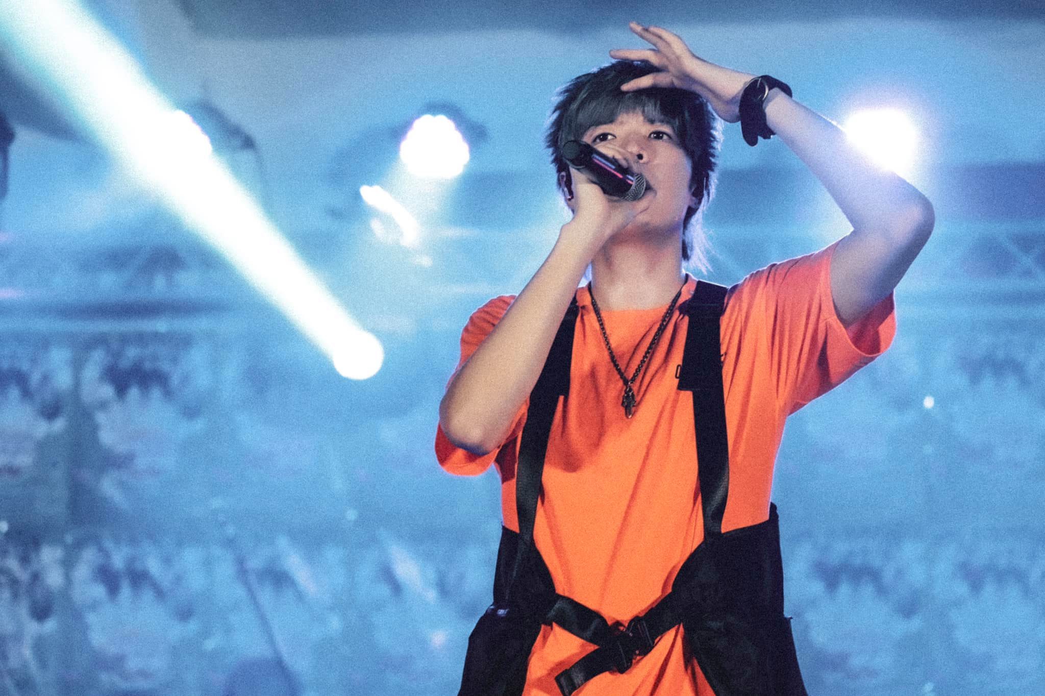 八三夭日前參加校園演出，卻被爆料在台上摔麥、踹音響。（翻攝自八三夭 831臉書粉專）