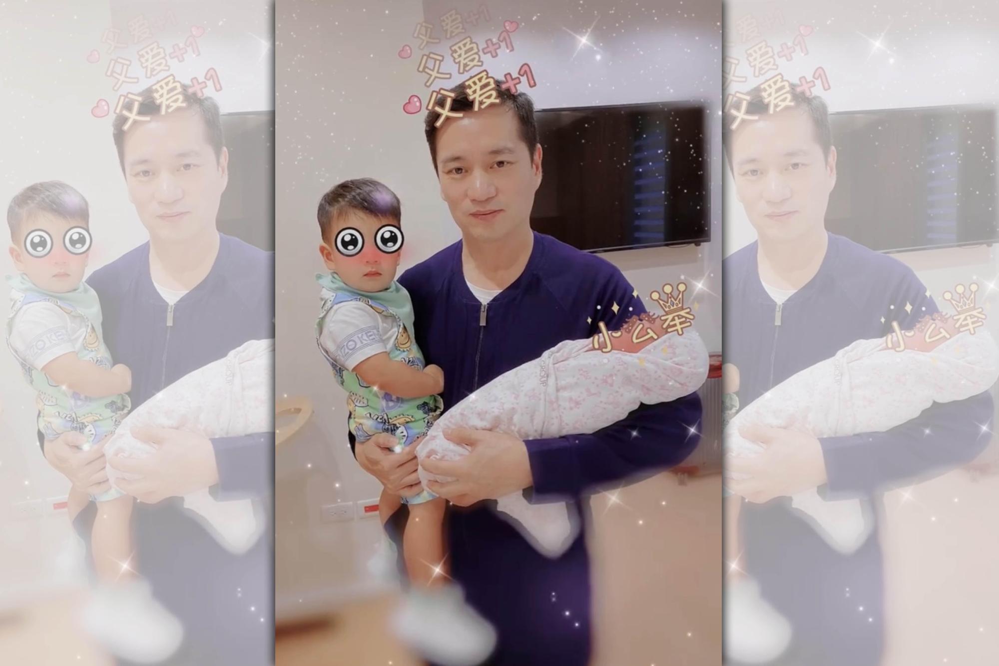 安以軒第二胎女兒「娃寶」來報到，老公陳榮煉抱著兒女拍照，一臉幸福。（翻攝自安以軒微博）