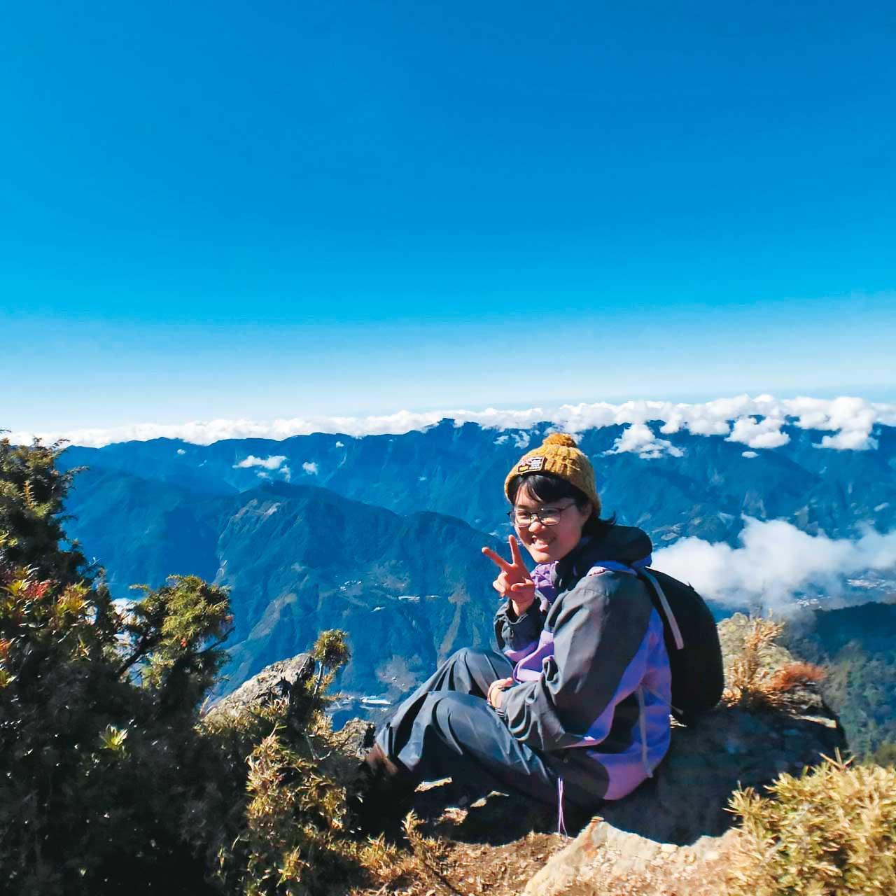 簡光燦的女兒簡雯妤於去年底,登上郡大山的留影。(簡光燦提供)