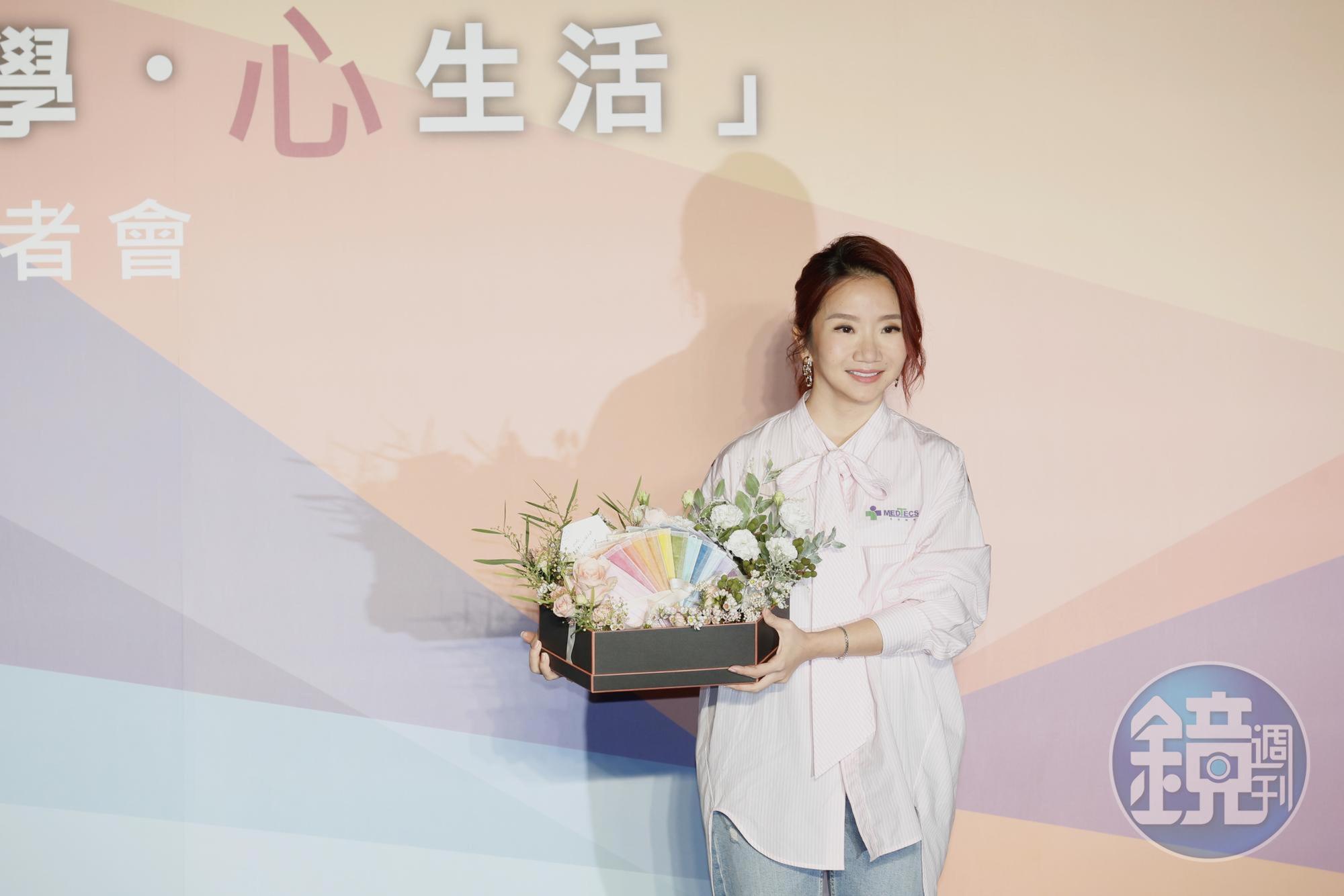 美德醫療邀請藝人陶晶瑩站台，宣布啟動「距離美學。心生活」的公益計畫。