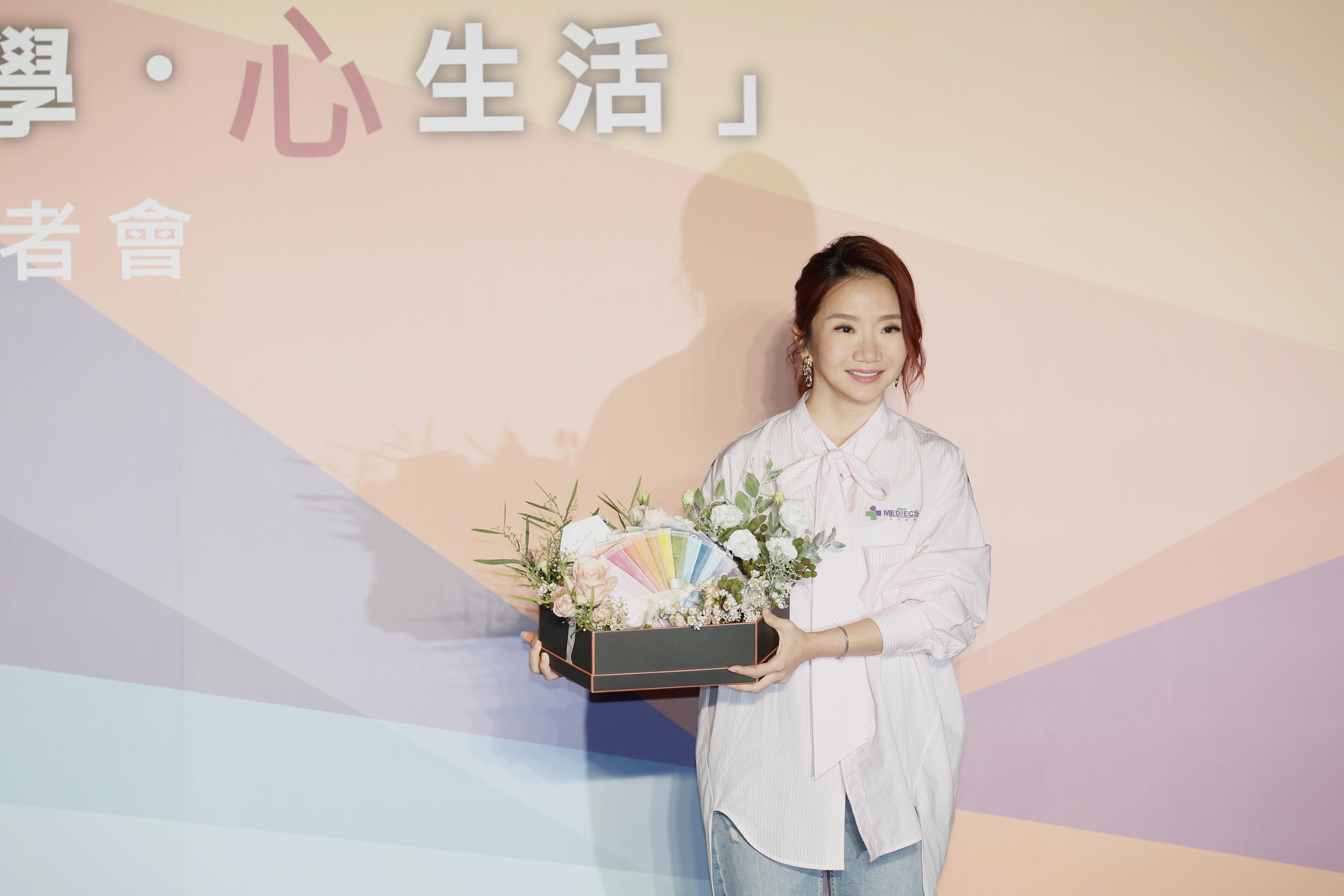 美德醫療邀請藝人陶晶瑩站台，宣布啟動「距離美學。心生活」的公益計畫。