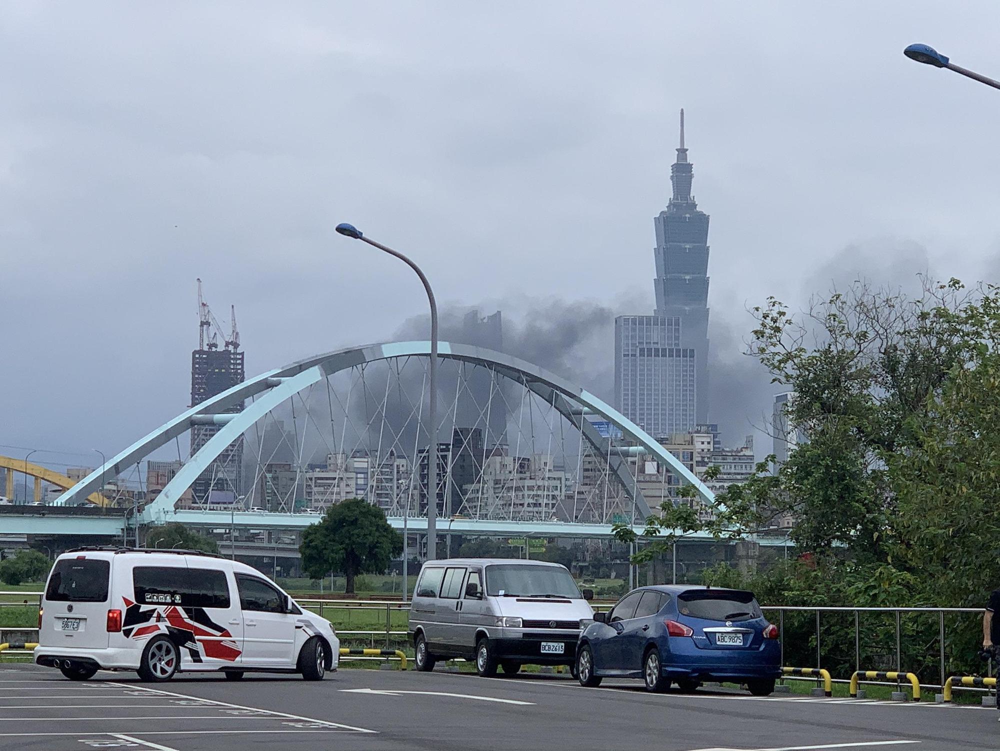 台北市信義區下午發生機車大火,濃煙竄升連鄰近區域都看得到。(翻攝畫面)