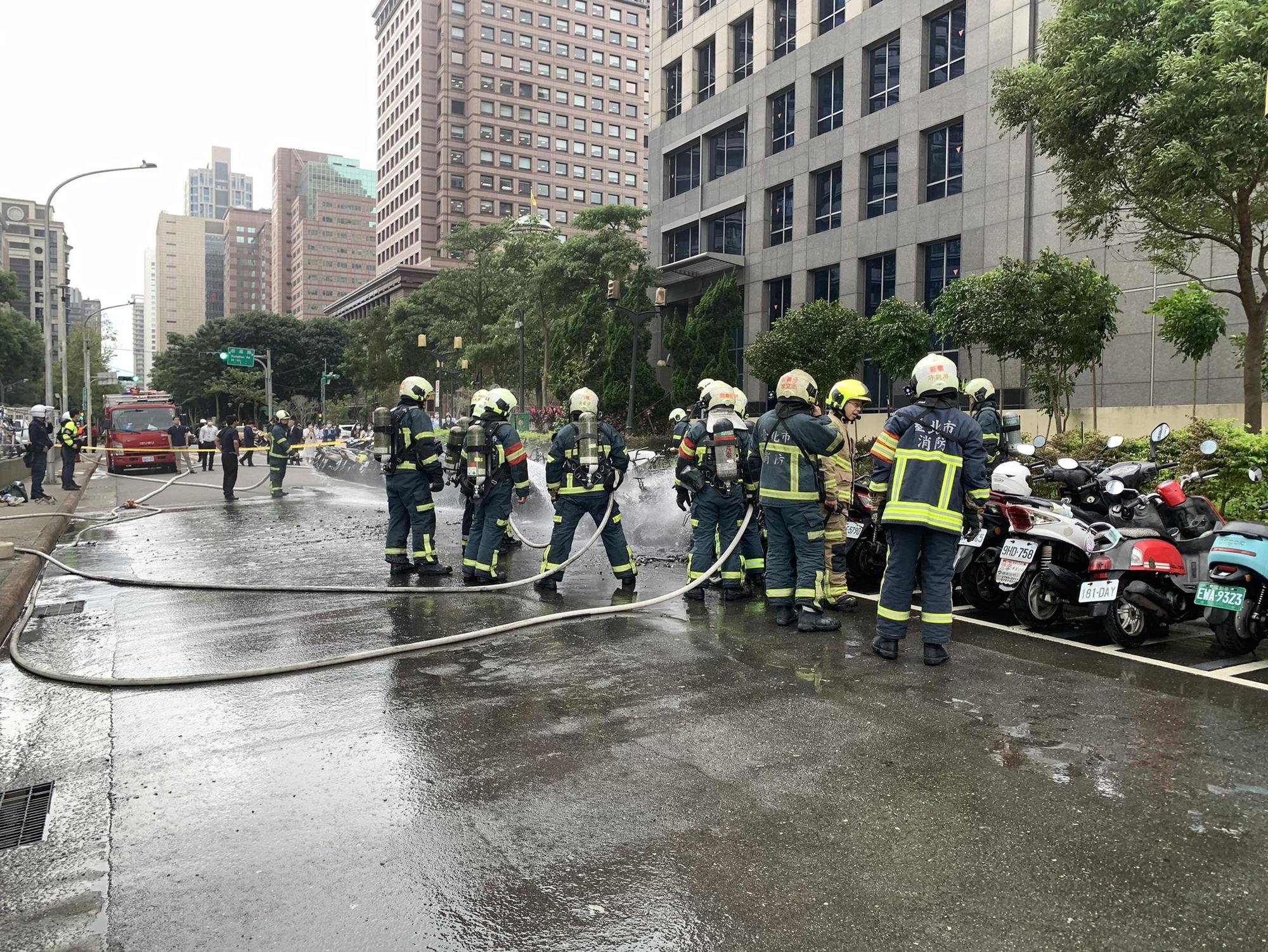 警消到場馳援,不到10分鐘將火勢撲滅。(台北市消防局提供)