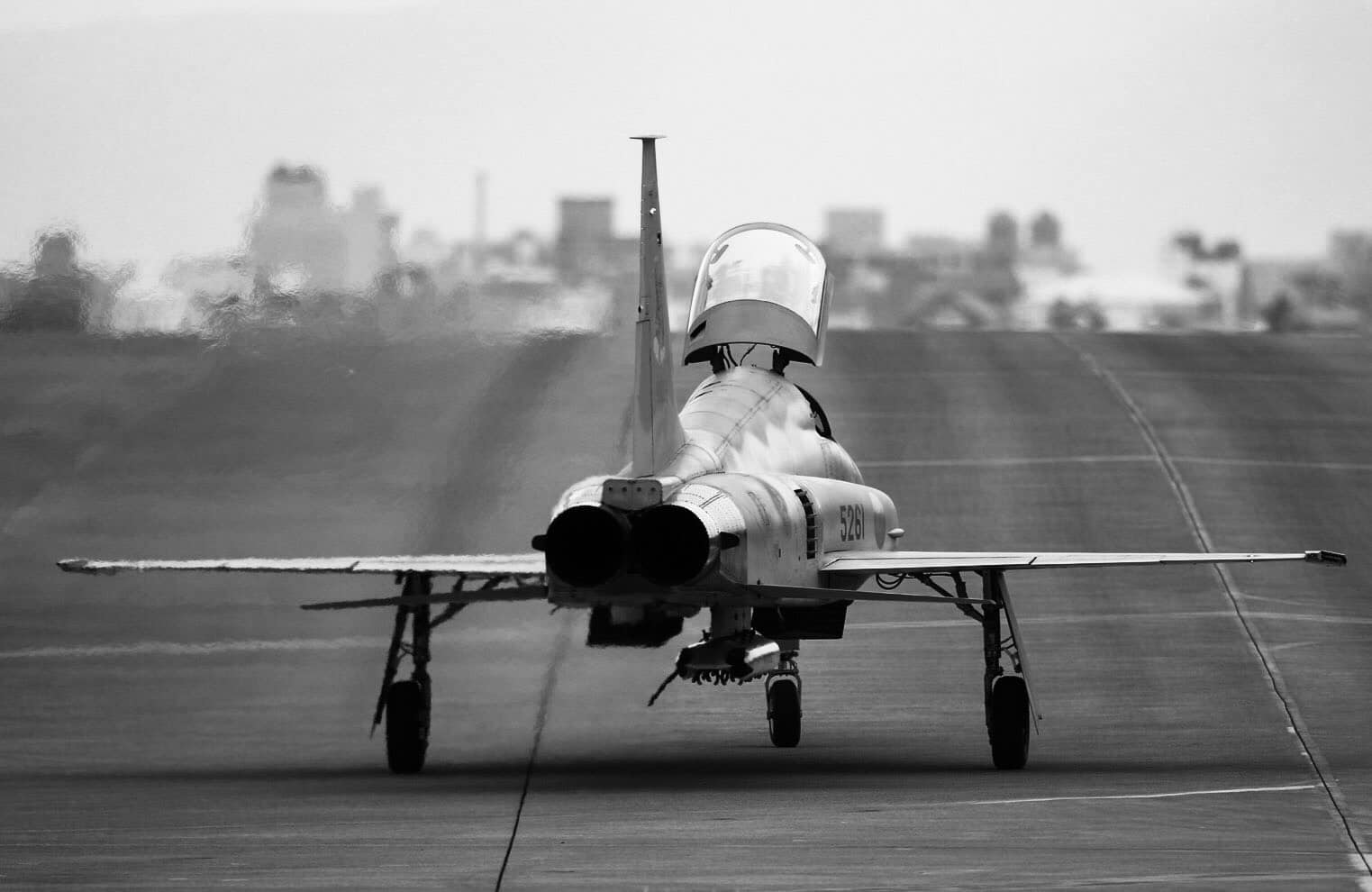 朱冠甍今駕駛F-5E戰機發生意外,起飛不到2分鐘就失去動力,隨後F-5E就墜毀在台東近岸。(翻攝自國防部發言人臉書粉專)