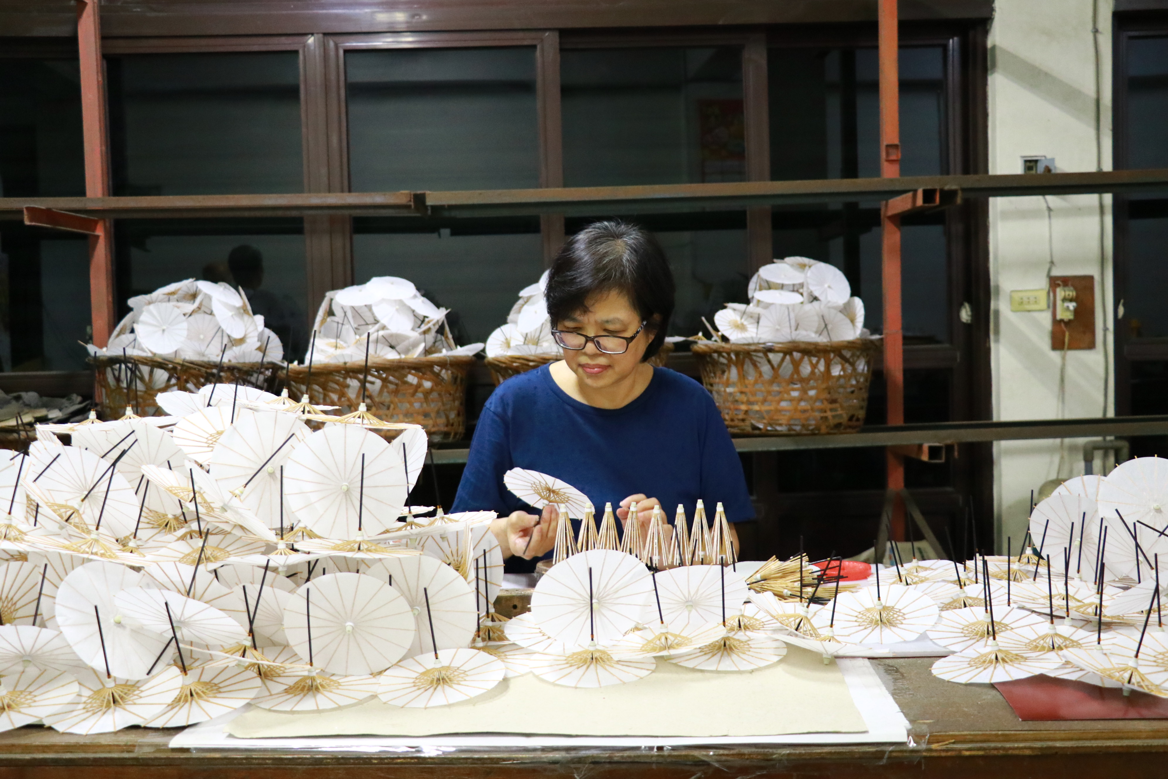傳承鹿港手工紙傘技藝成美園推親子手繪紙傘- 鏡週刊Mirror Media