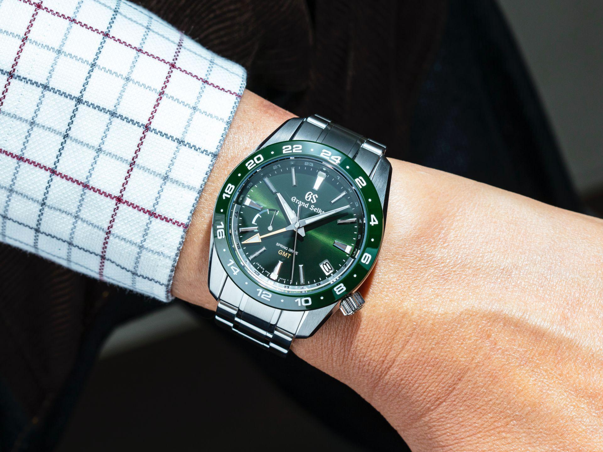 Grand Seiko發表全新陶瓷錶圈Spring Drive GMT運動錶,錶徑40.5mm,不鏽鋼材質,擁有時間及日期顯示、第二地時間指示、動力儲存指示。搭載Spring Drive 9R66機芯,防水200米。建議售價NT$195,000。