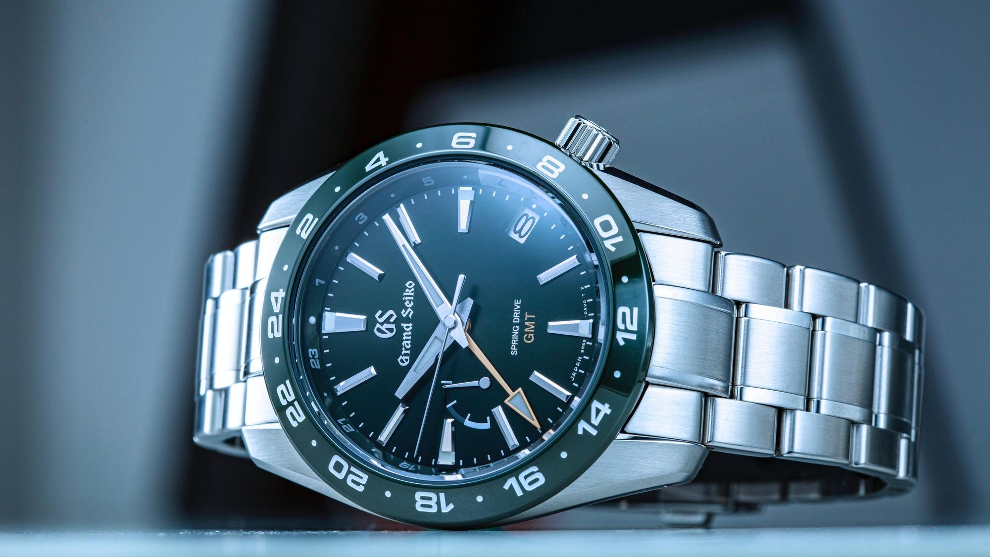 Grand Seiko Spring Drive GMT SBGE257,是Grand Seiko發表的全新陶瓷錶圈Spring Drive GMT運動錶,錶徑40.5mm,不鏽鋼材質,擁有時間及日期顯示、第二地時間指示、動力儲存指示。搭載Spring Drive 9R66機芯,防水200米。建議售價NT$195,000。