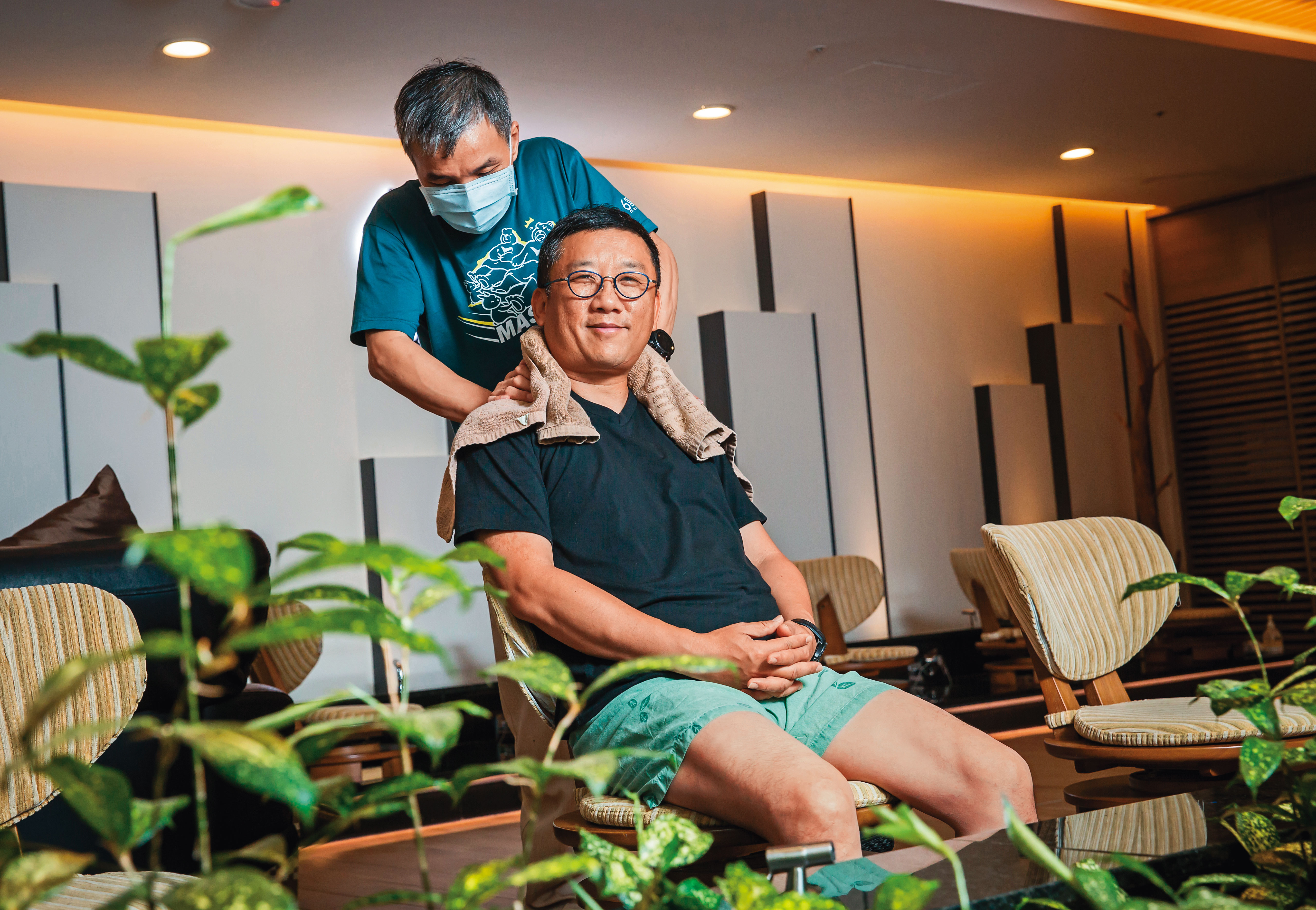 江慶鐘（前）一手打造6星集按摩王國，靠精緻化服務，15年來穩定中成長，去年營收3.3億元。