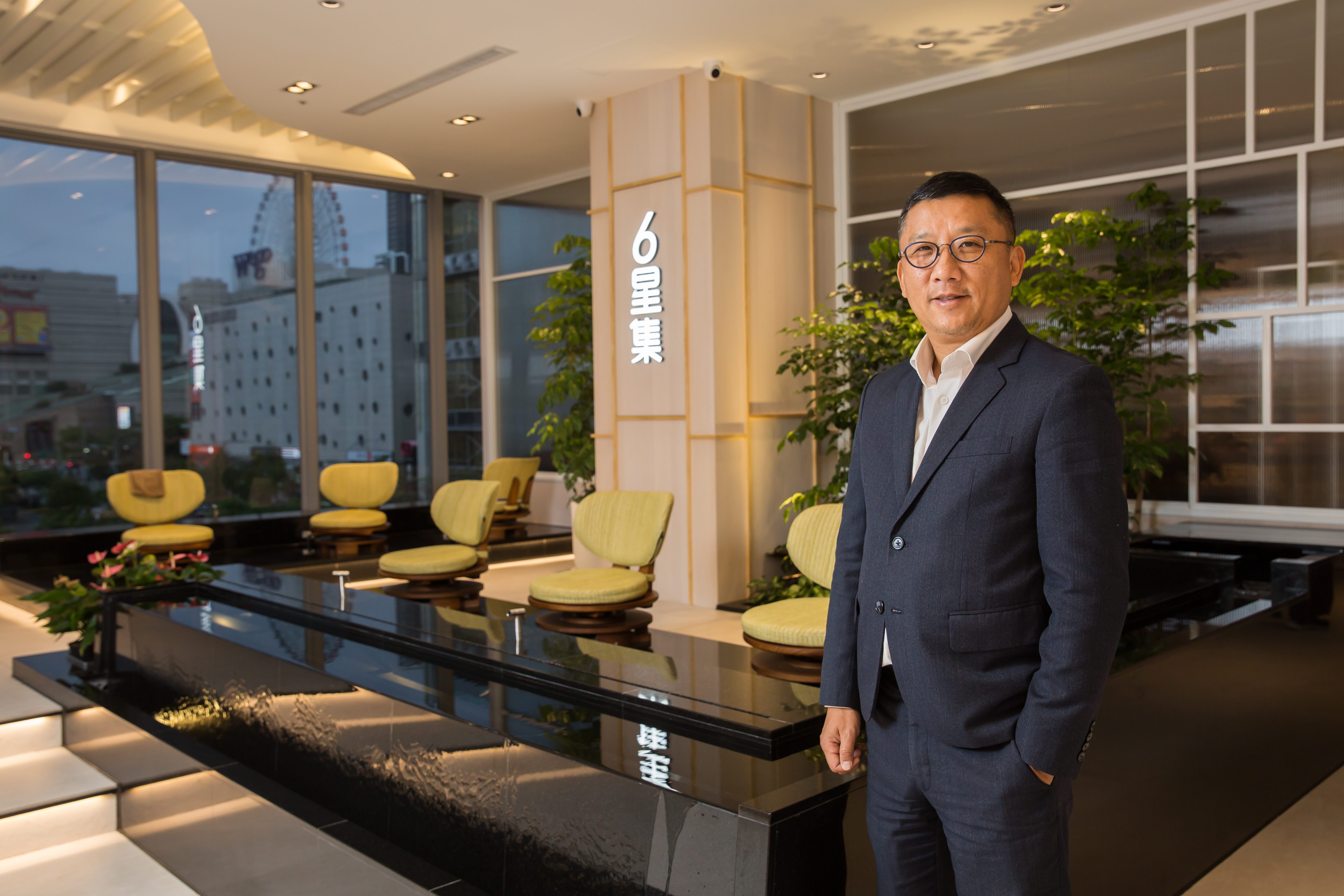 六星集插旗大直商圈，新會館位於典華飯店斜對面，鄰近捷運劍南路站。總經理江慶鐘不跟同業比較，覺得如何精益求精更重要。