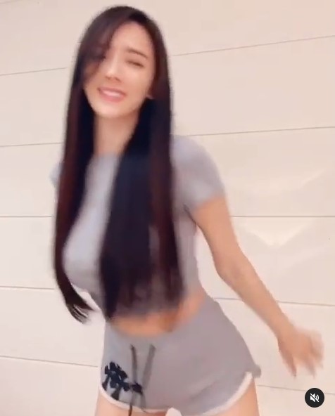 子涵仍繼續努力她的演藝事業,頻頻上傳養眼的短視頻。(翻攝自babe.weng IG)