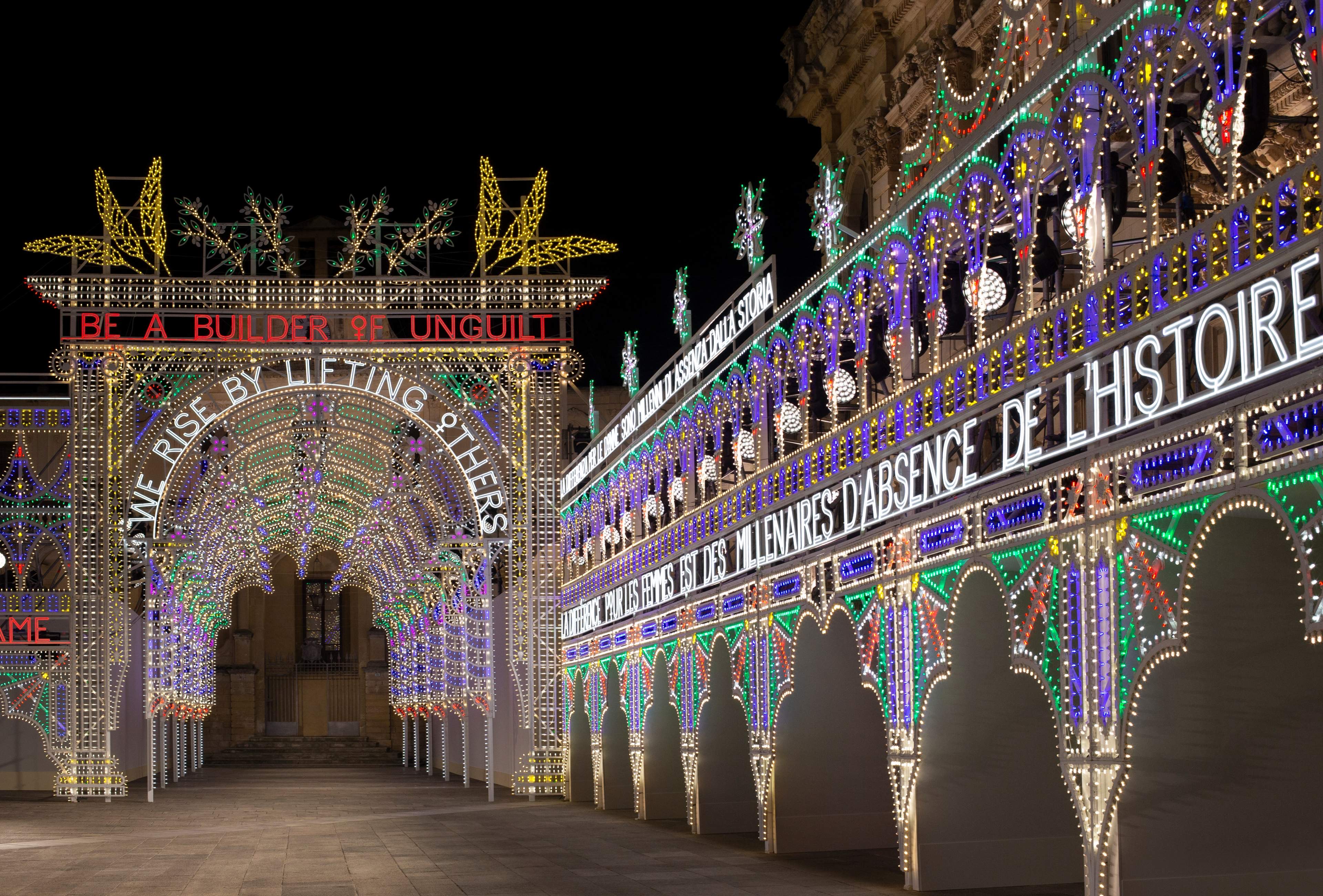 DIOR 2021早春秀場以普利亞特有的光雕藝術「Luminarie」裝飾。（DIOR提供）