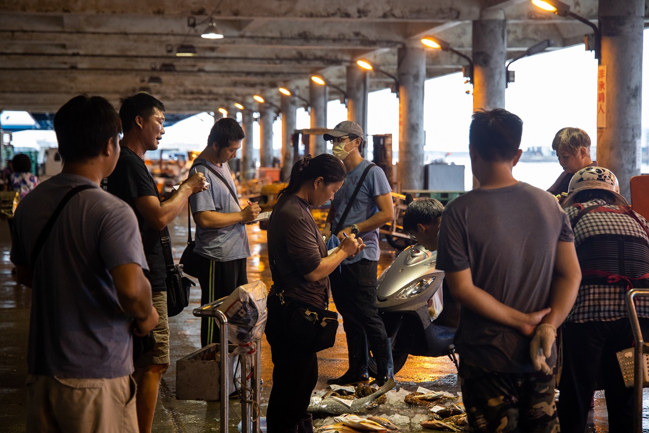 澎湖魚市場批發叫賣區域，漁販會將漁獲放於地上，供買者觀看其品質與鮮度。