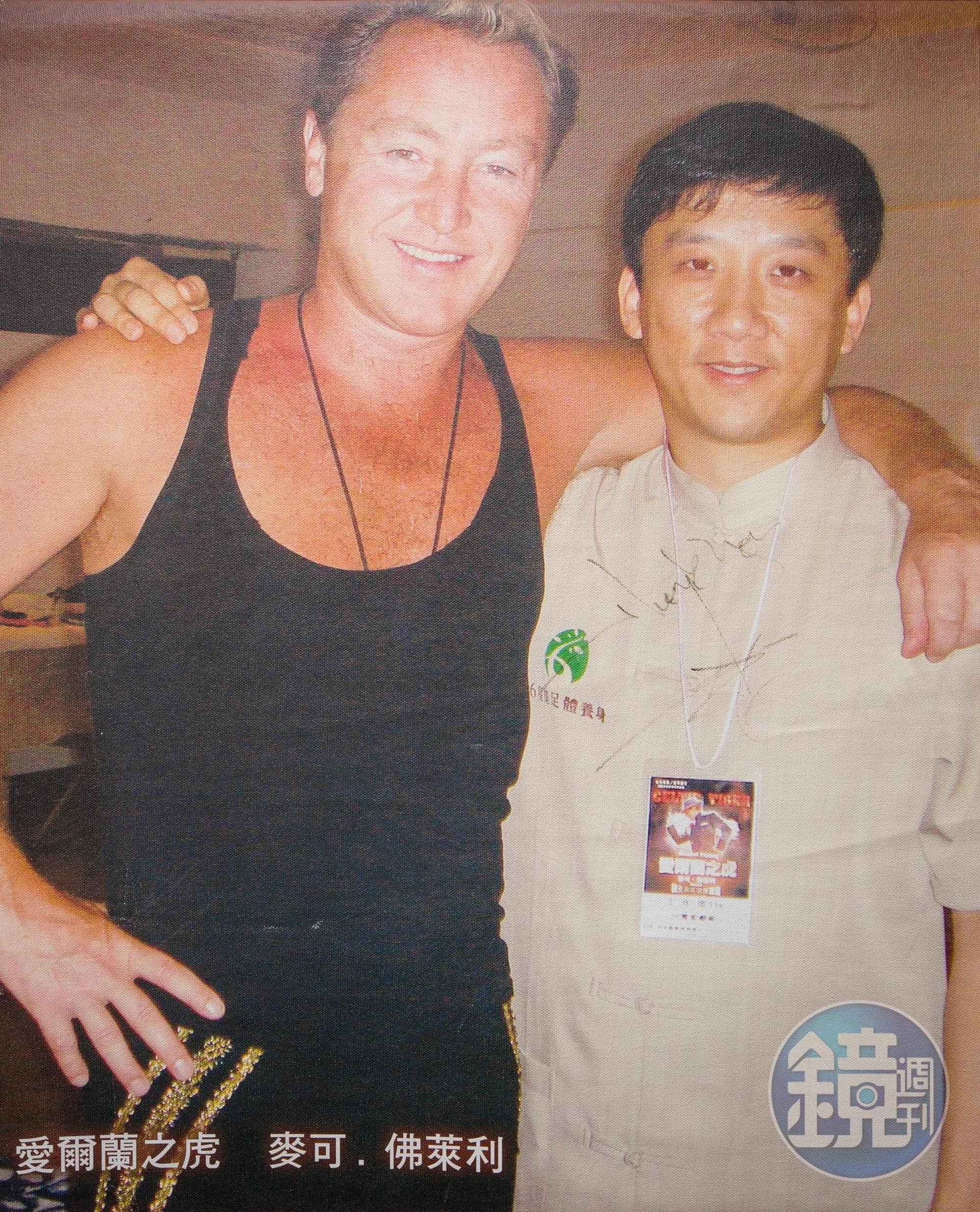 江慶鐘(右)辦公室牆上,貼著他與愛爾蘭踢踏舞王麥可‧佛萊利(左)的合照海報。當年他親自帶師傅進到後台替舞王服務。