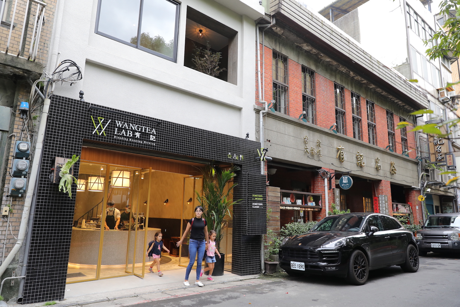 「Wangtea Lab」就開在百年歷史的「有記名茶」隔壁，老品牌新氣象。