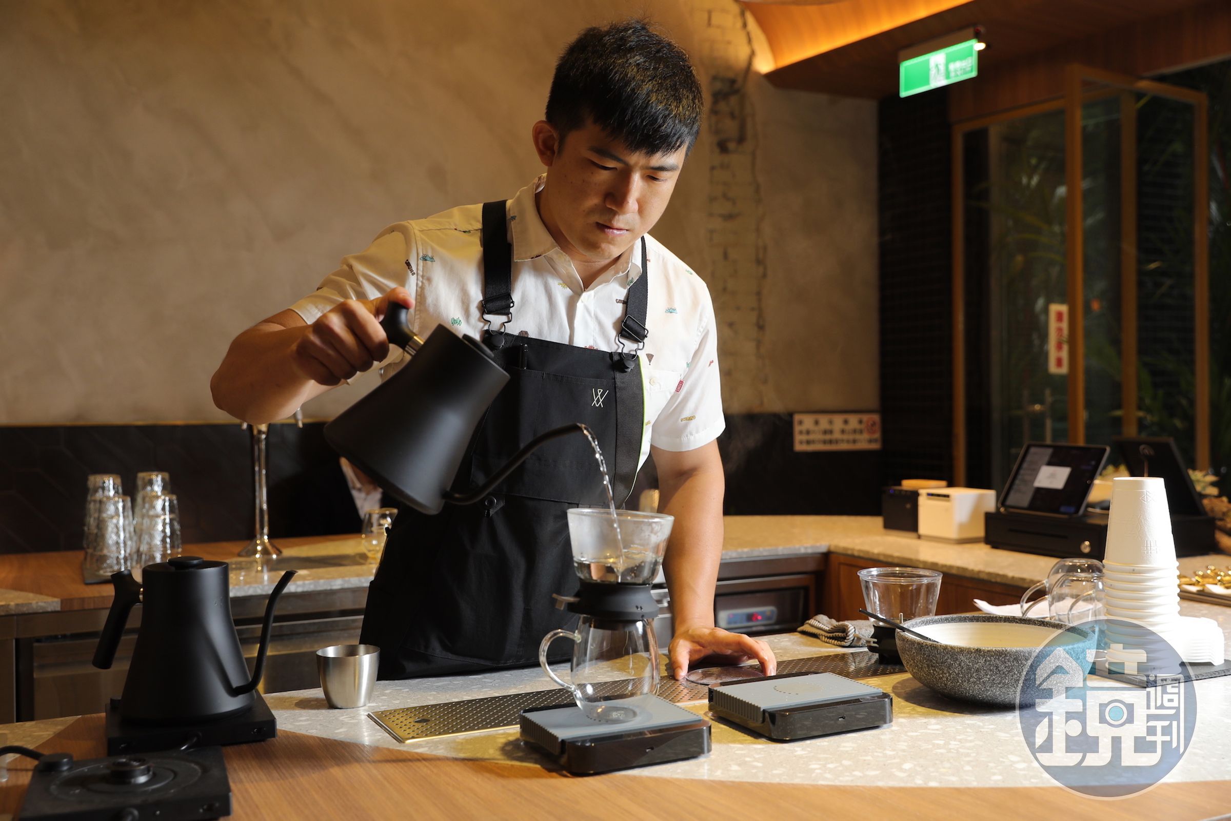 吧台手以現代沖茶器具如手沖咖啡般現點現沖茶品。