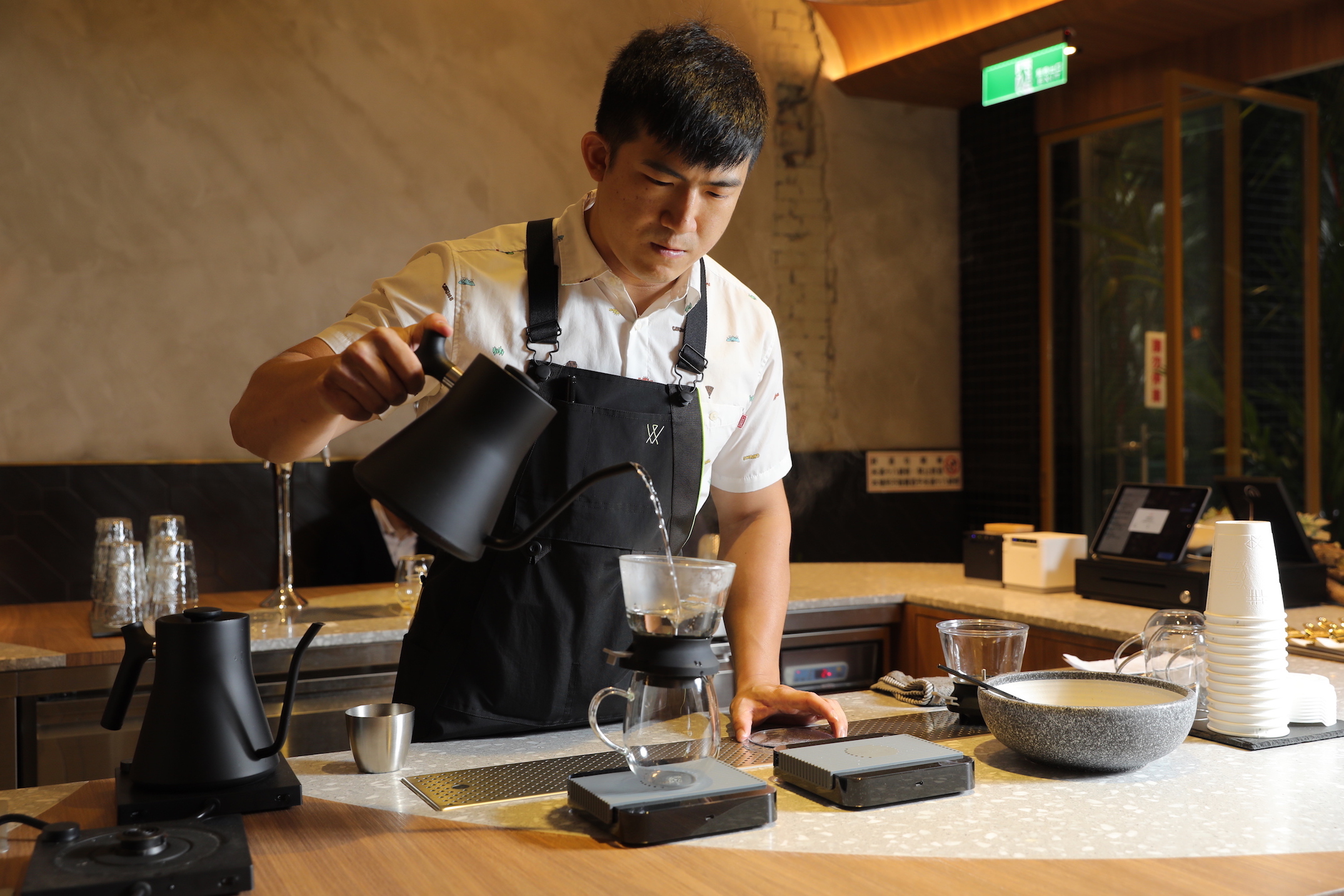 吧台手以現代沖茶器具如手沖咖啡般現點現沖茶品。