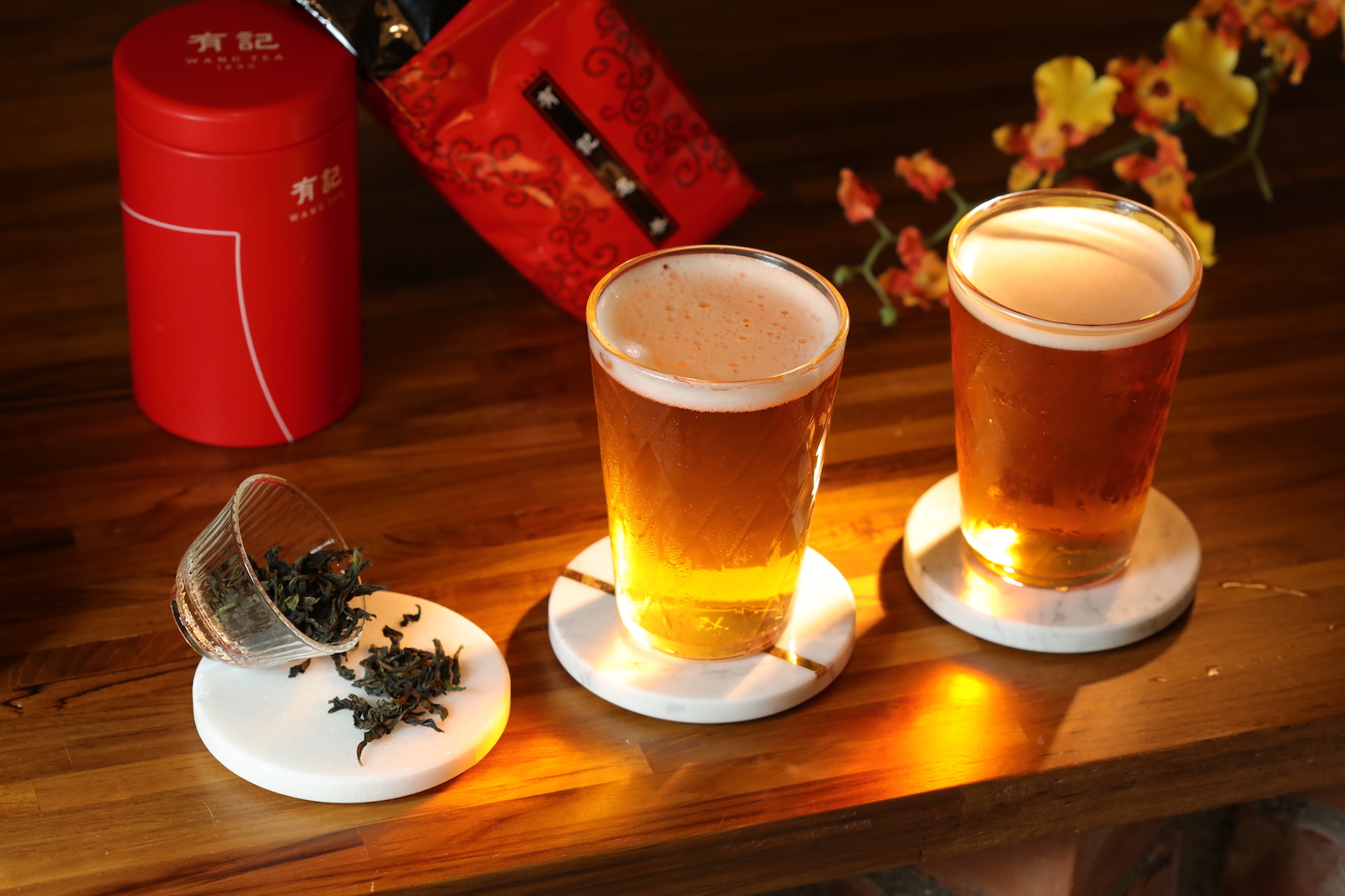 「桂花小蟬」「貴妃脂紅」兩款氣泡茶飲，清爽帶有微酸的口感。（160元～180元／杯）