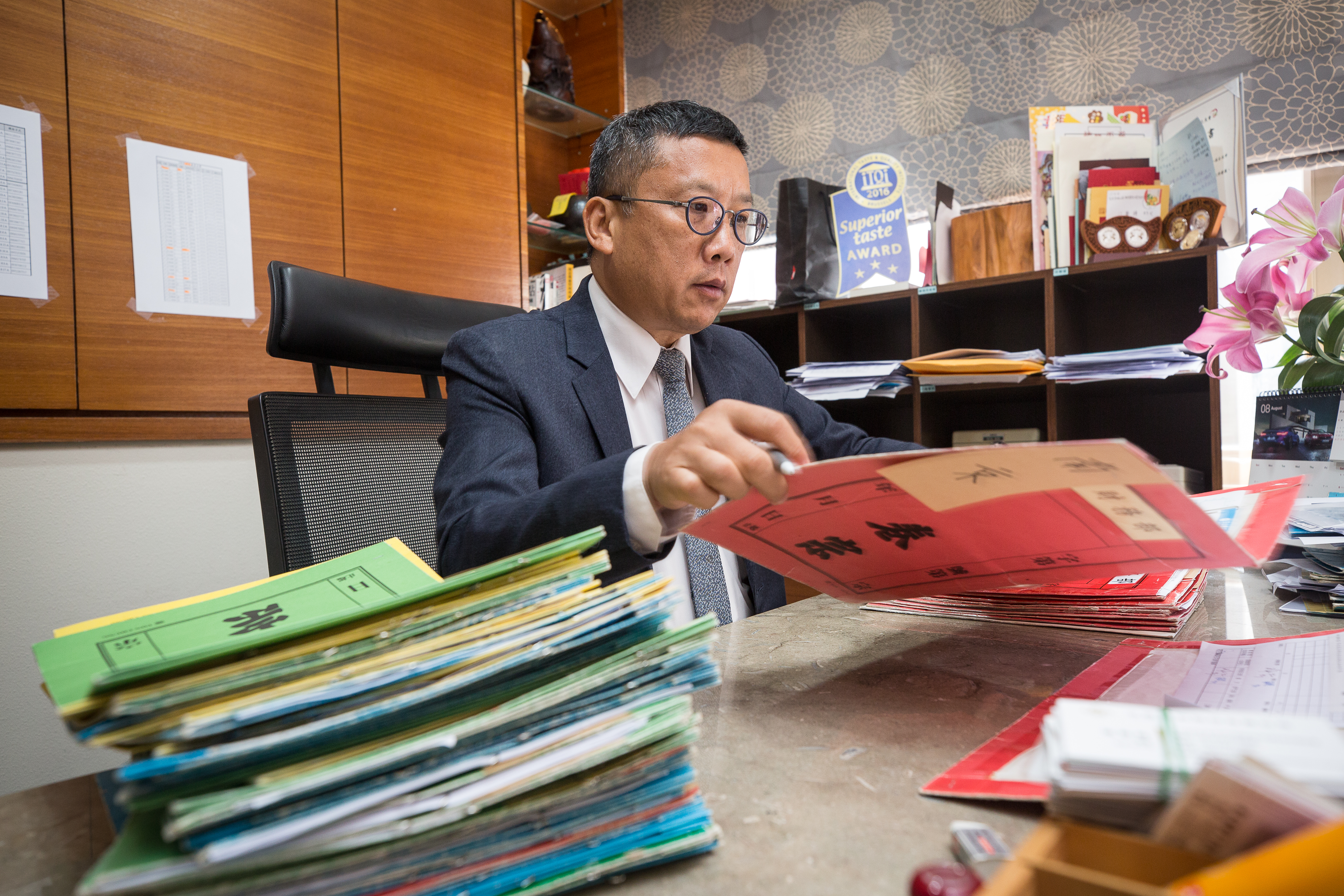 6星集總座江慶鐘兒時雖生活清苦，但從不埋怨、自卑，懂得主動出擊的生存之道。