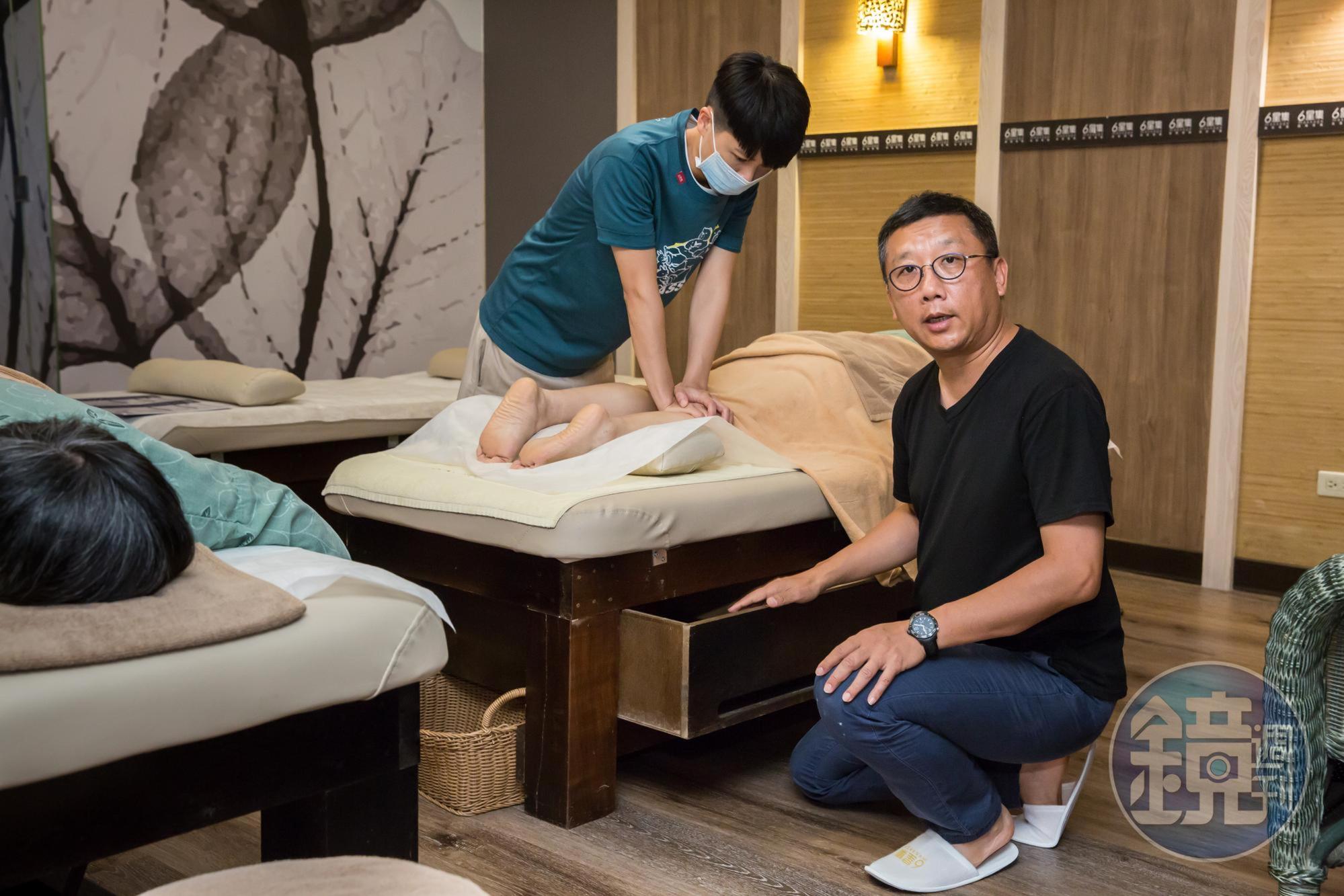 原木按摩床也是江慶鐘找工廠特製，「師傅用力推揉，床也不會移動。底下有置物抽屜，客人睡著了，有人動抽屜，也會立刻發現……」，魔鬼藏在細節裡。